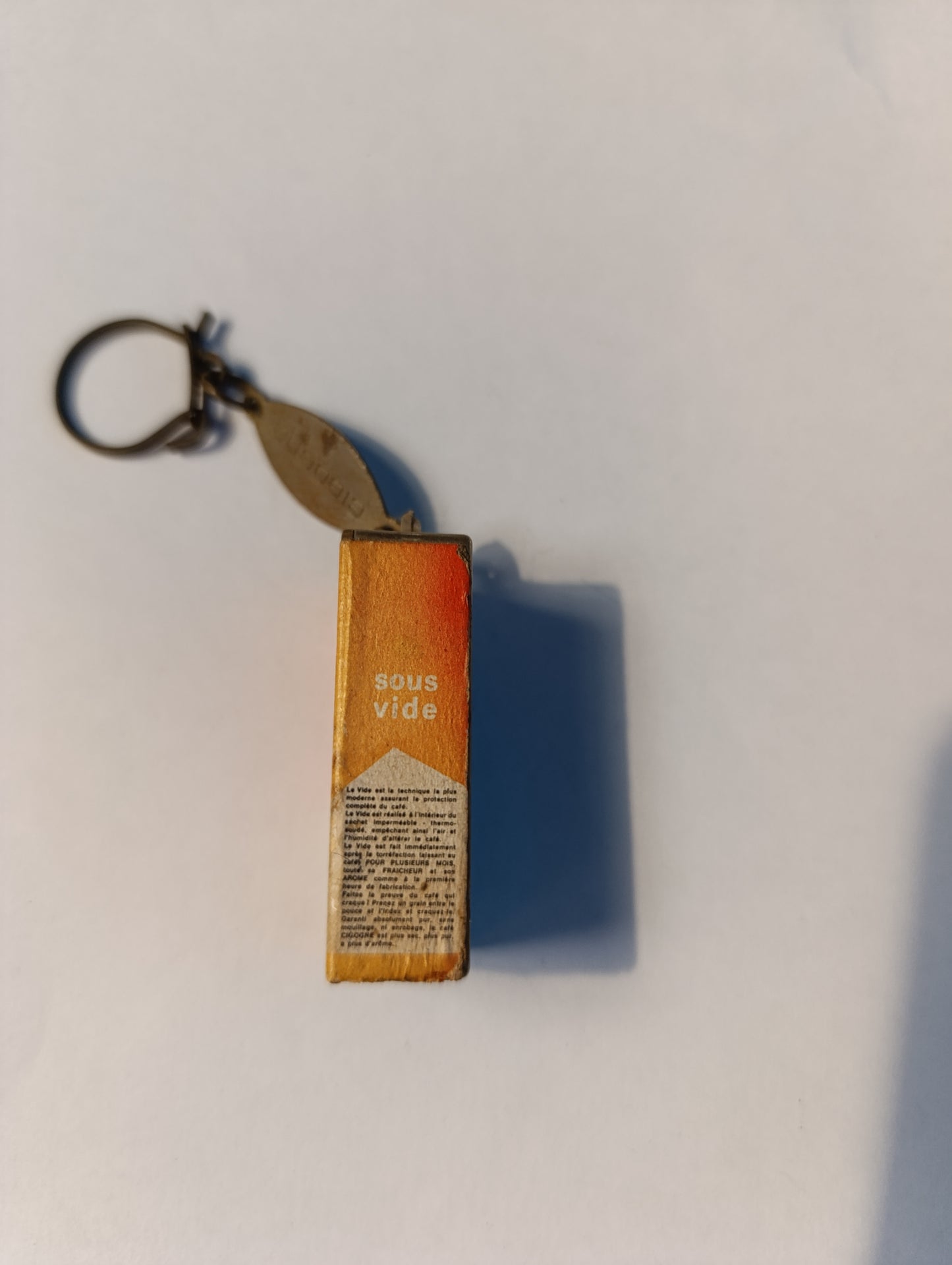 Porte-clés publicitaire vintage Café Cigogne – boîte miniature avec grains