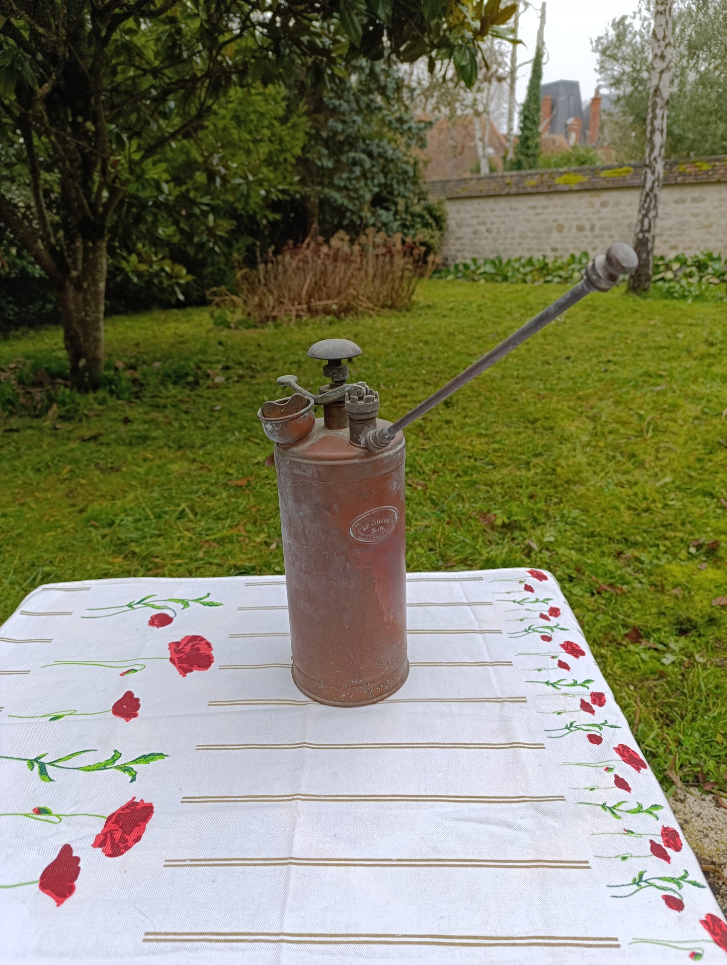 Pulvérisateur ancien en métal cuivre patiné – jardin vintage