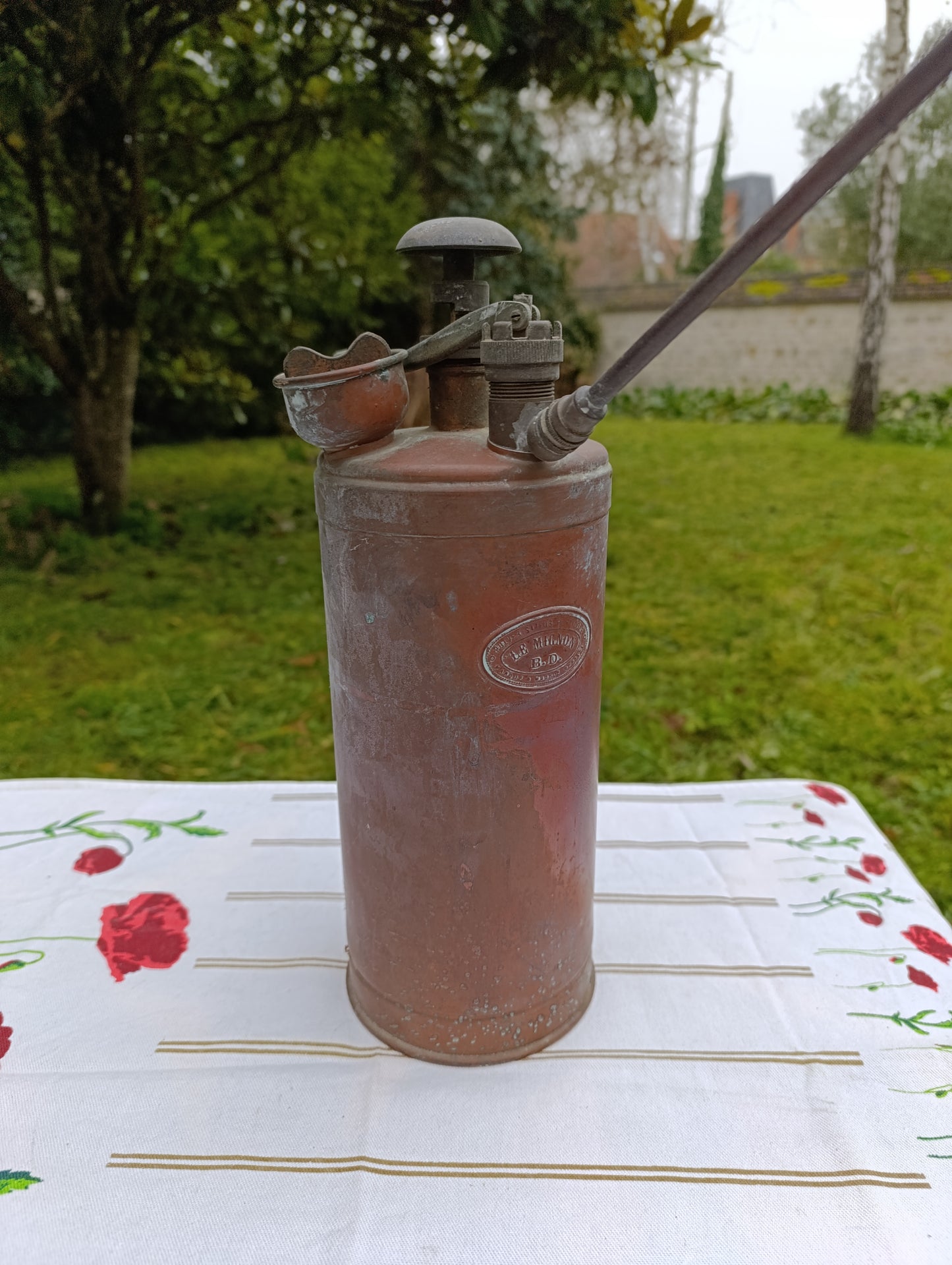 Pulvérisateur ancien en métal cuivre patiné – jardin vintage
