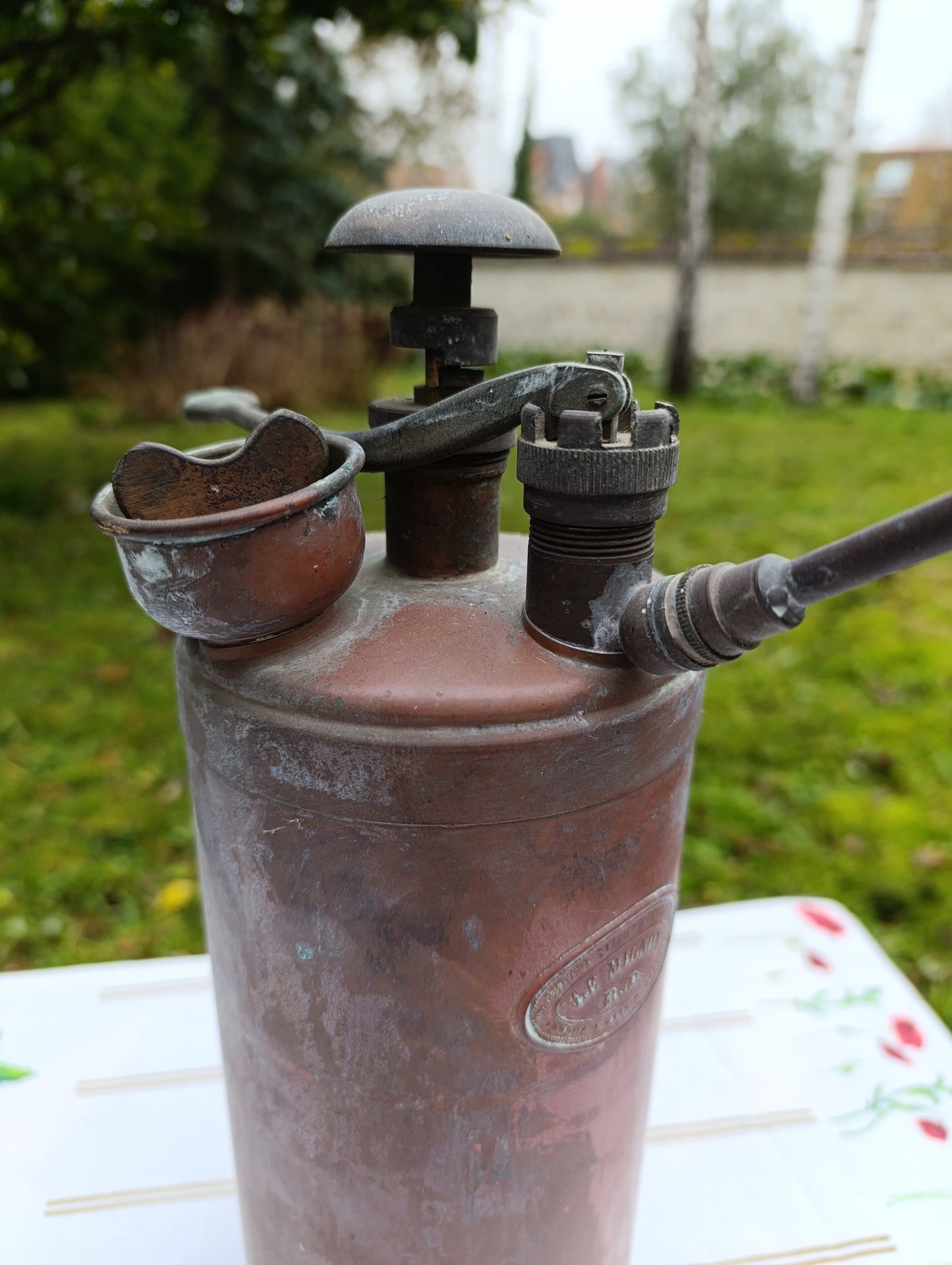 Pulvérisateur ancien en métal cuivre patiné – jardin vintage