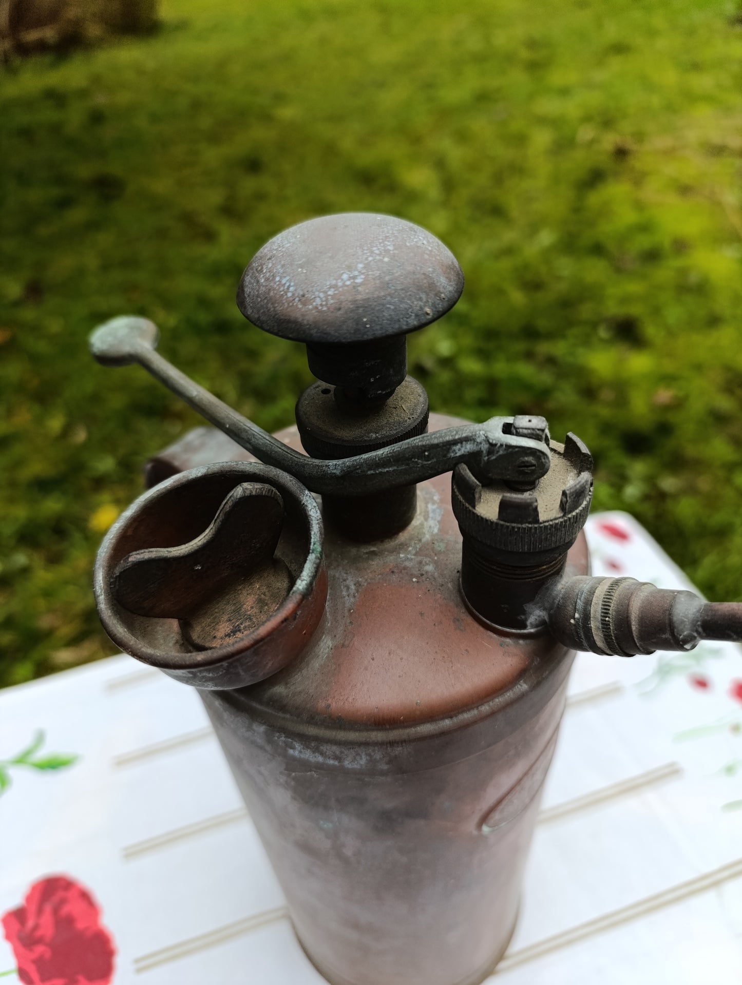 Pulvérisateur ancien en métal cuivre patiné – jardin vintage