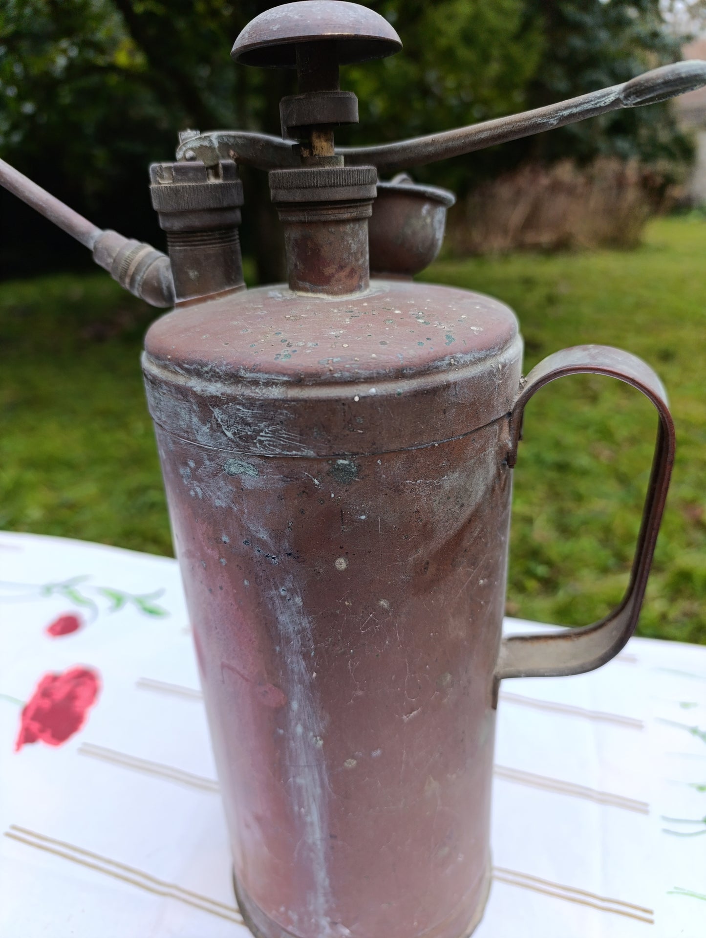 Pulvérisateur ancien en métal cuivre patiné – jardin vintage