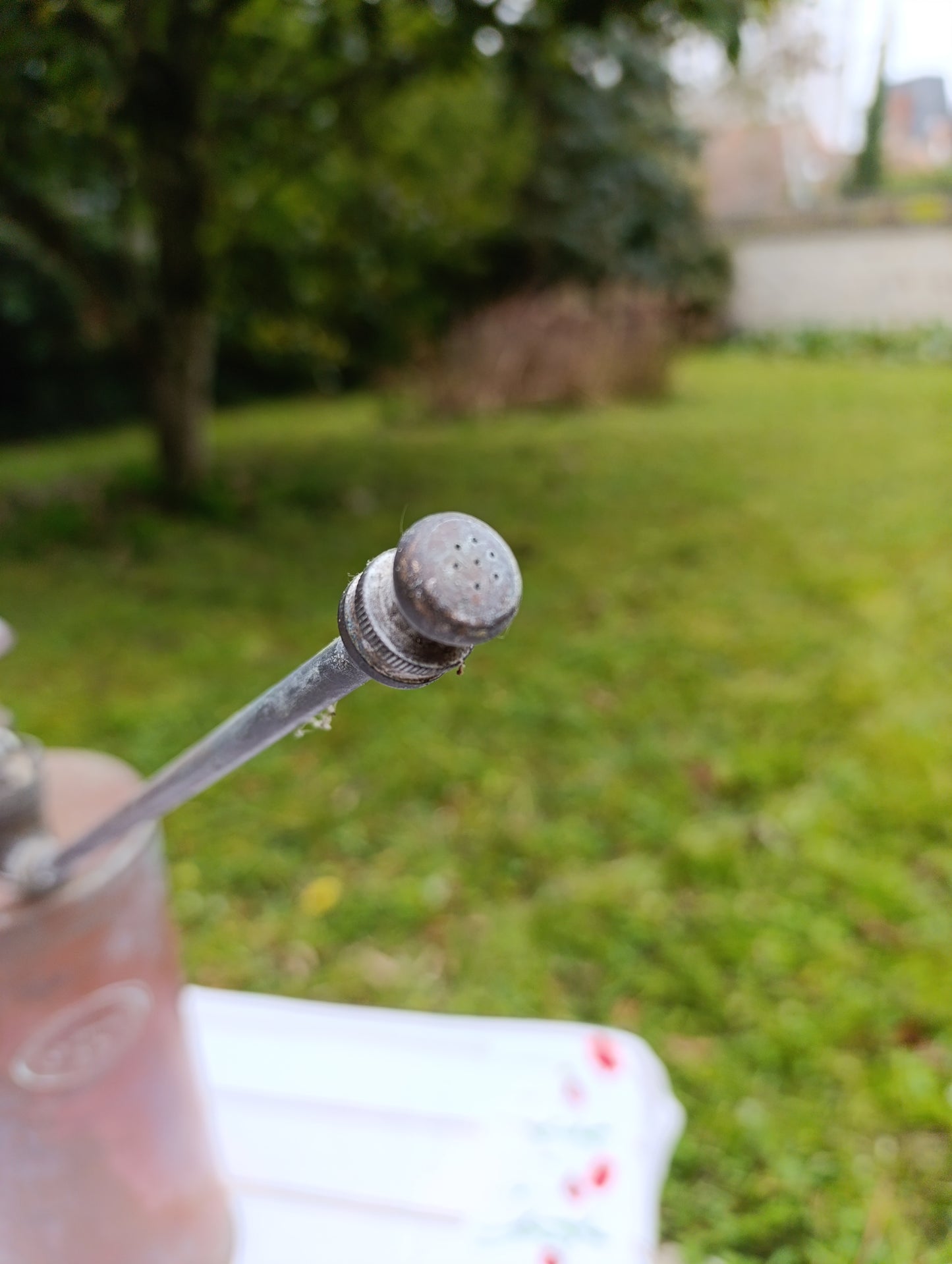 Pulvérisateur ancien en métal cuivre patiné – jardin vintage