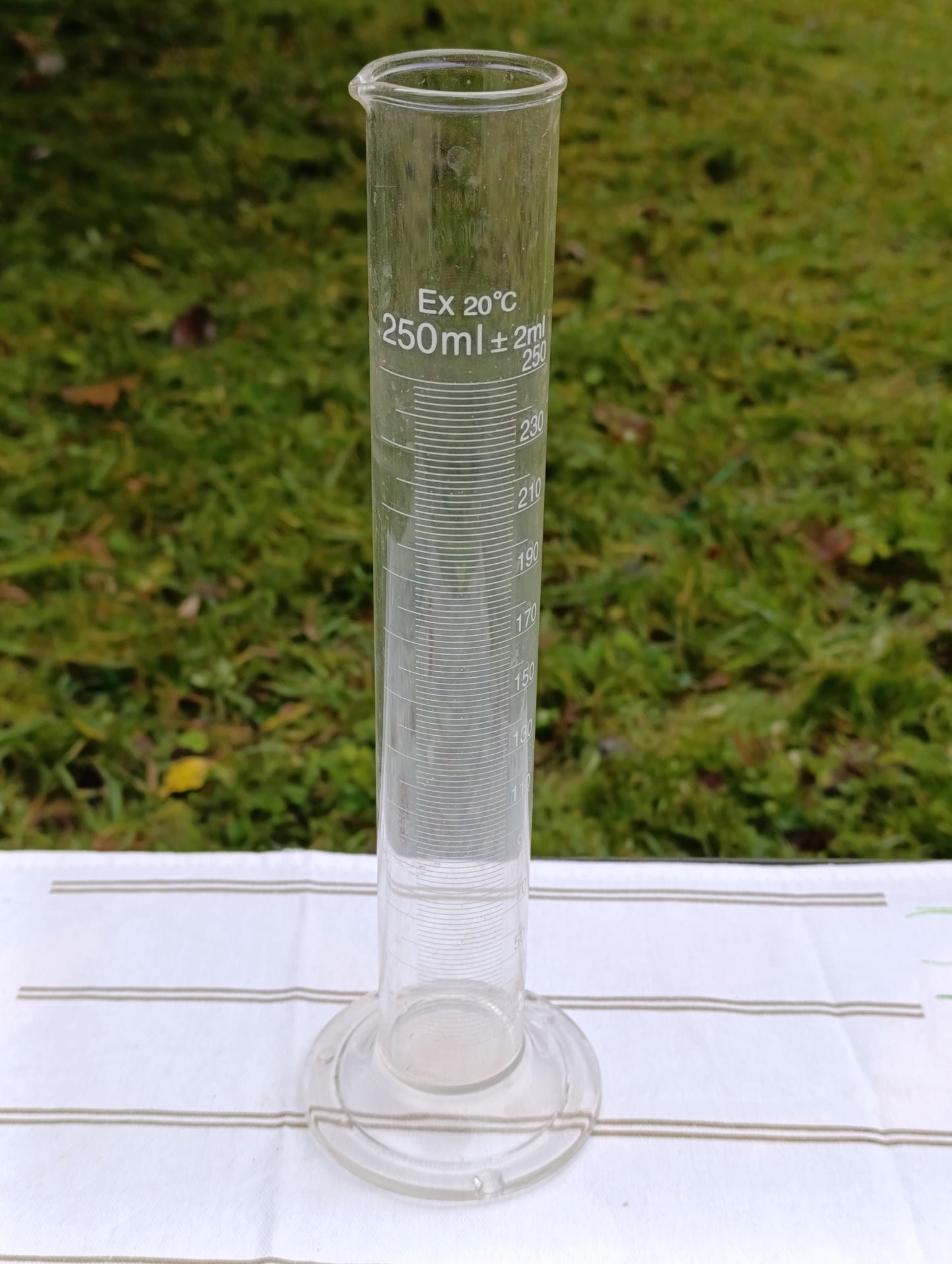 Éprouvette graduée en verre 250 ml – verrerie de laboratoire