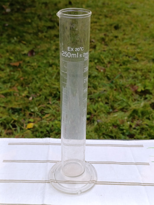 Éprouvette graduée en verre 250 ml – verrerie de laboratoire