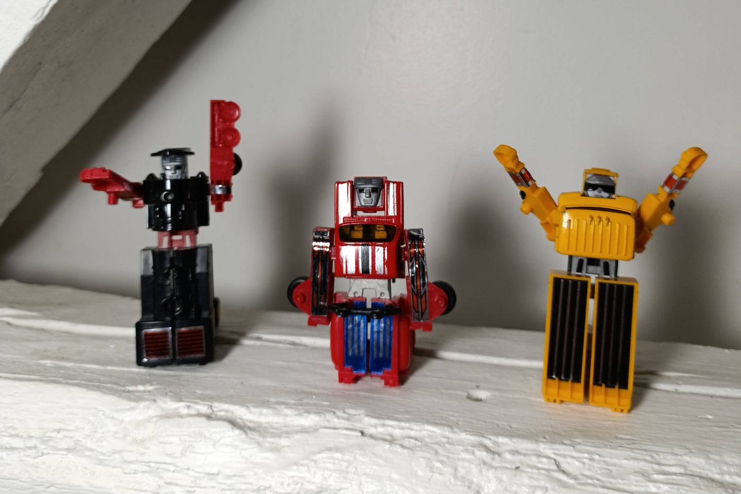 Camion transformable vintage MC Toys (Macau) – Jouet robot ancien jaune style rétro
