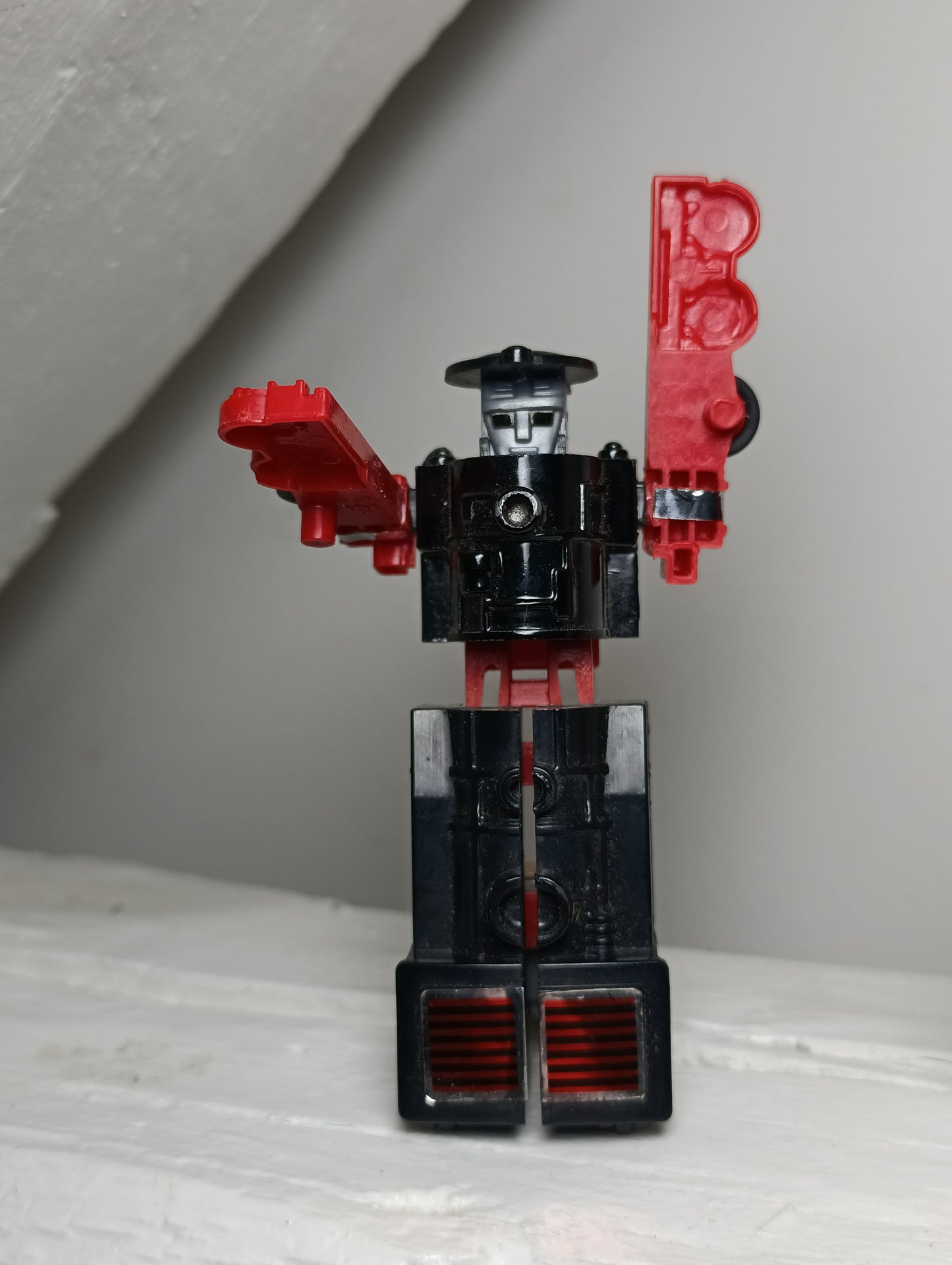 Camion transformable vintage MC Toys (Macau) – Jouet robot ancien jaune style rétro