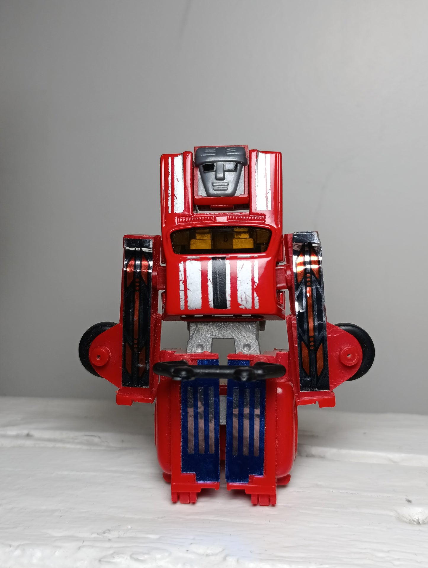 Camion transformable vintage MC Toys (Macau) – Jouet robot ancien jaune style rétro