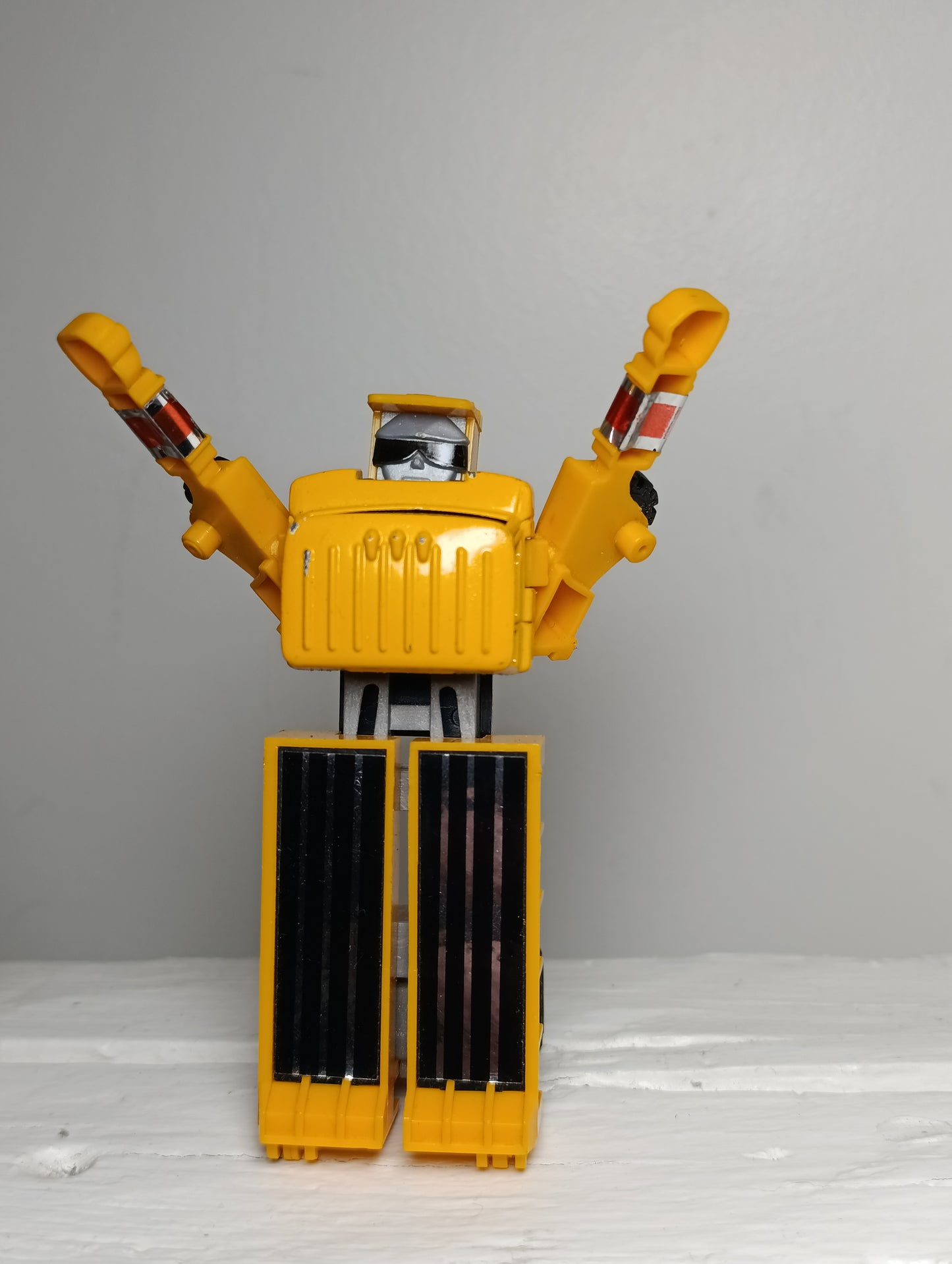 Camion transformable vintage MC Toys (Macau) – Jouet robot ancien jaune style rétro