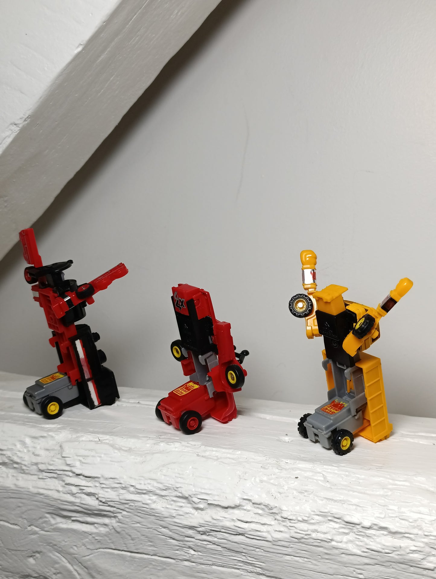 Camion transformable vintage MC Toys (Macau) – Jouet robot ancien jaune style rétro