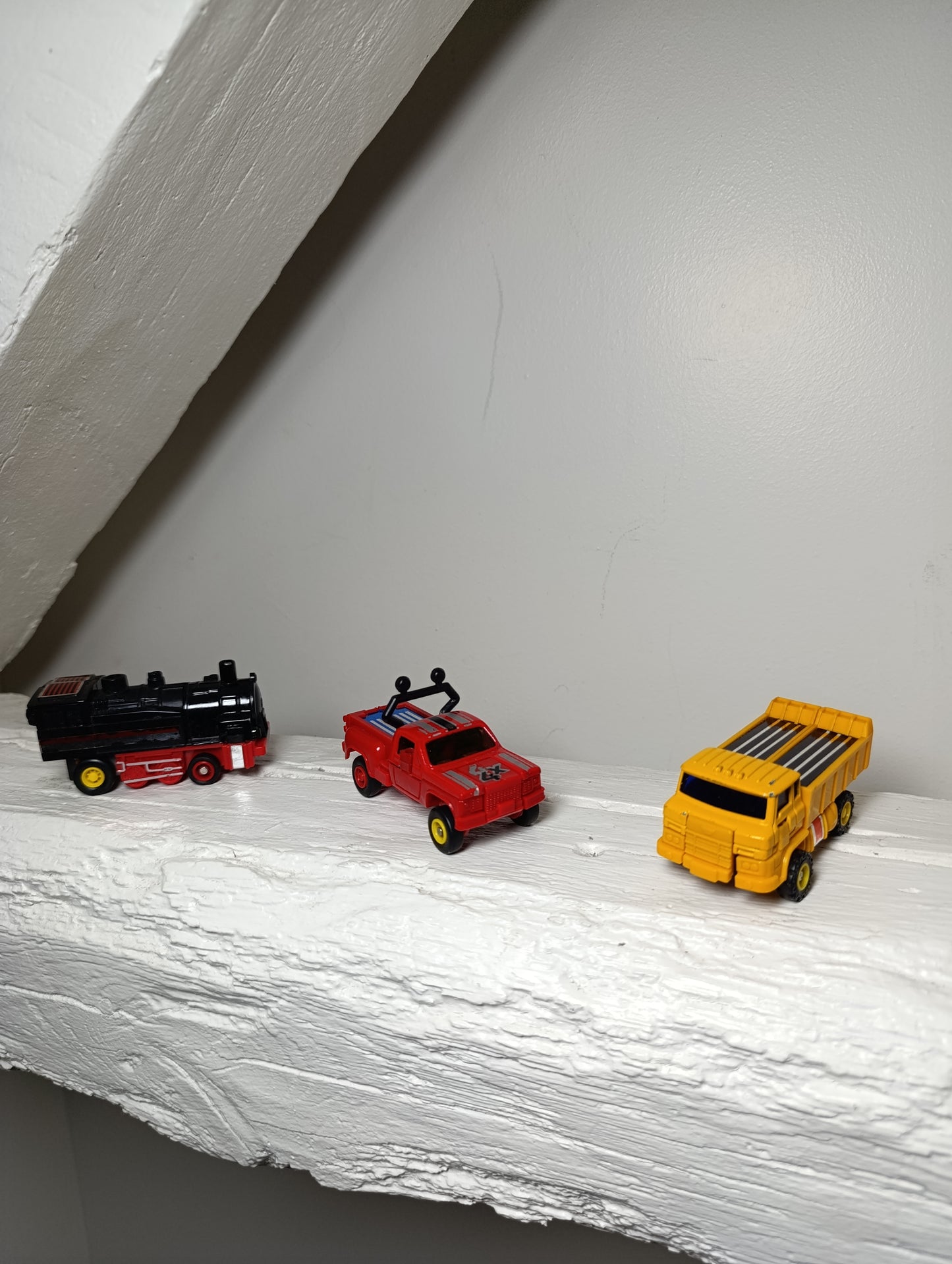 Camion transformable vintage MC Toys (Macau) – Jouet robot ancien jaune style rétro