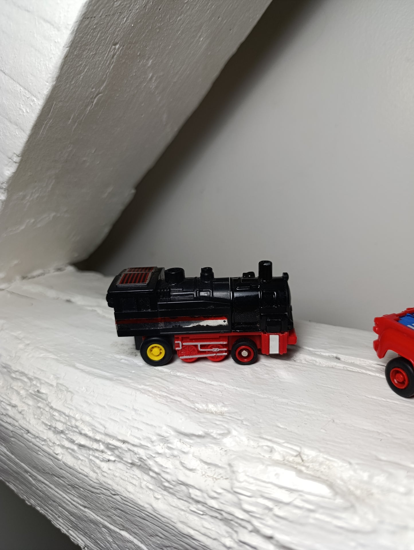 Camion transformable vintage MC Toys (Macau) – Jouet robot ancien jaune style rétro