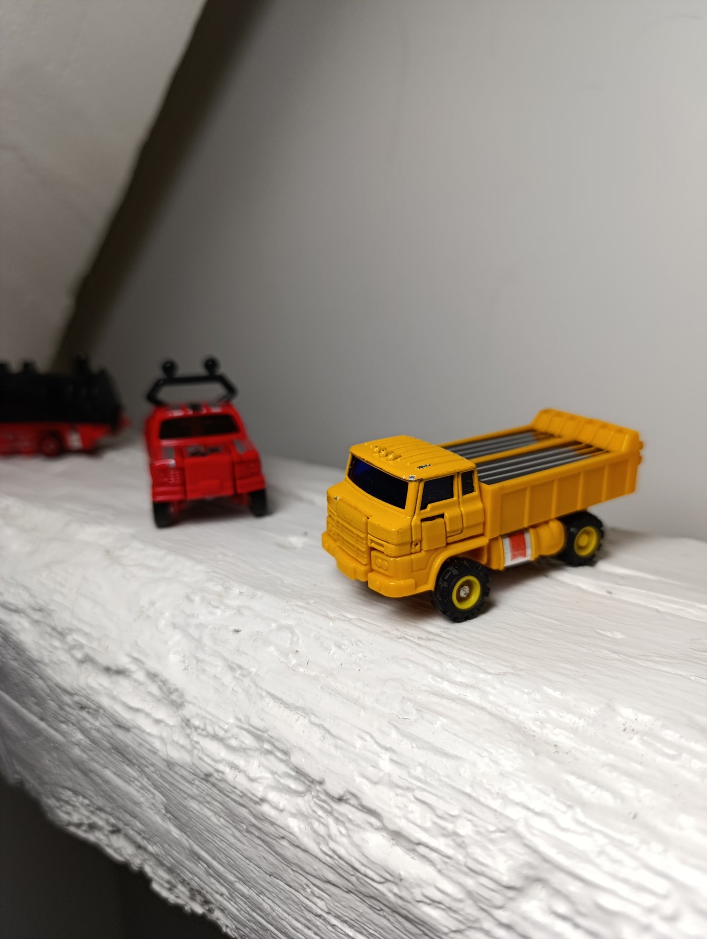 Camion transformable vintage MC Toys (Macau) – Jouet robot ancien jaune style rétro