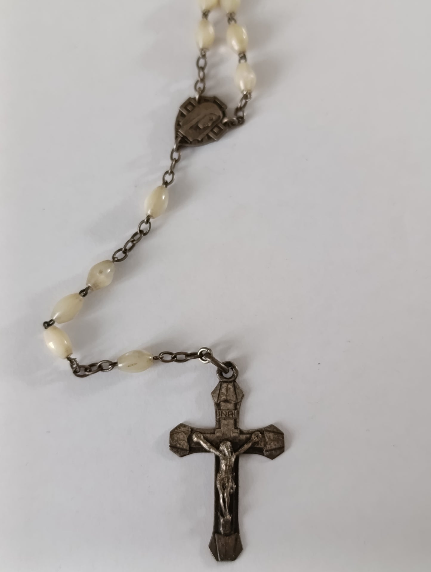 Chapelet ancien perles ivoire ovales croix INRI médaille religieuse 64 cm