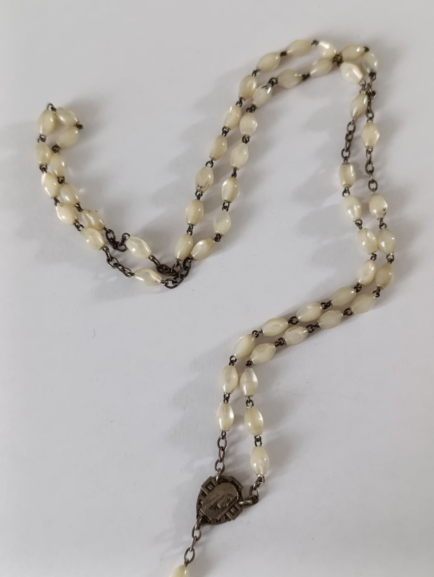 Chapelet ancien perles ivoire ovales croix INRI médaille religieuse 64 cm