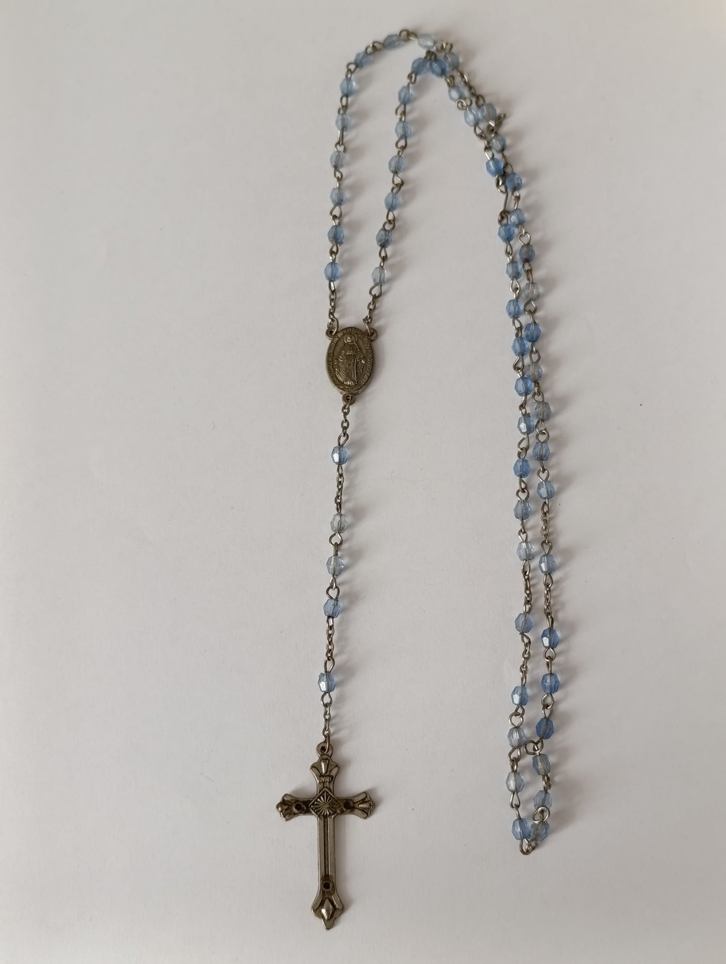 Chapelet ancien perles bleues facettées médaille miraculeuse croix métal vintage 66 cm