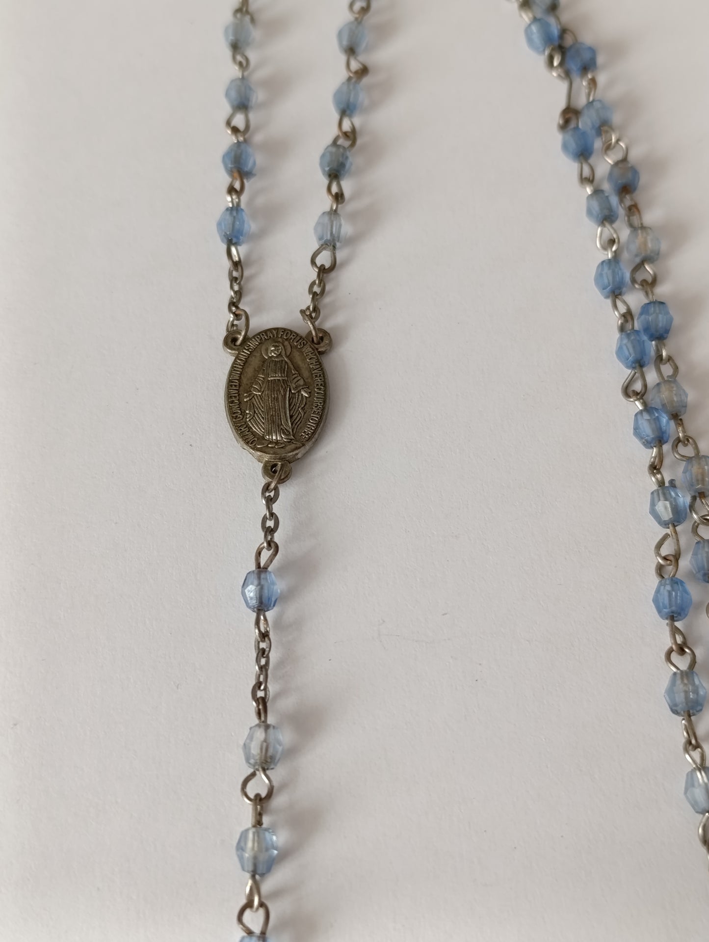 Chapelet ancien perles bleues facettées médaille miraculeuse croix métal vintage 66 cm