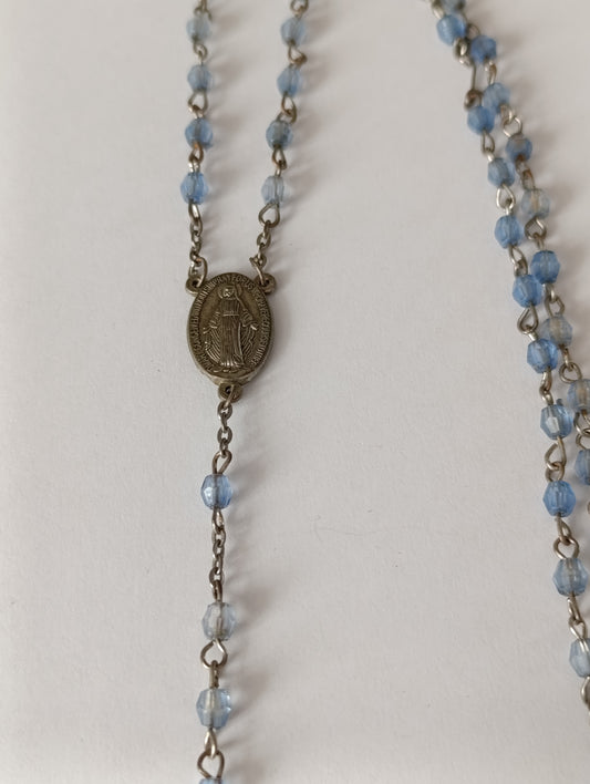 Chapelet ancien perles bleues facettées médaille miraculeuse croix métal vintage 66 cm