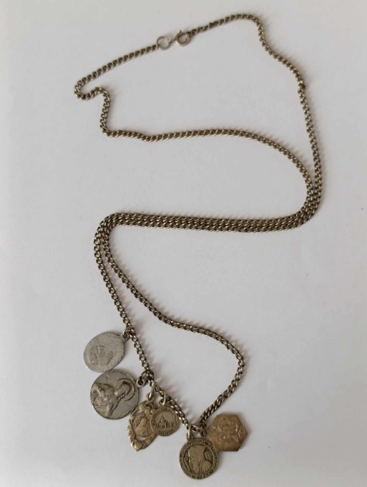 Collier ancien chaîne métal argenté avec médailles religieuses pendentifs vintage 70 cm
