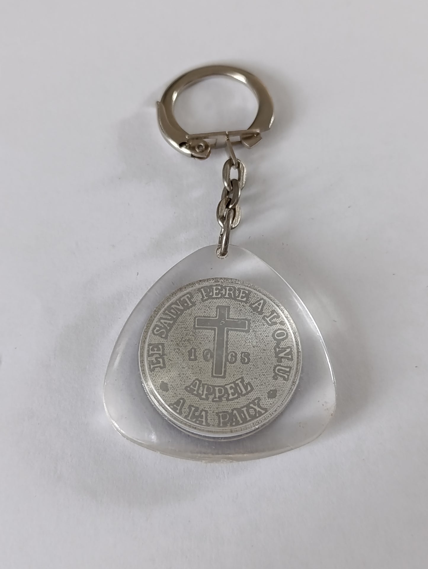 Porte-clés religieux ancien en plastique translucide, forme triangulaire