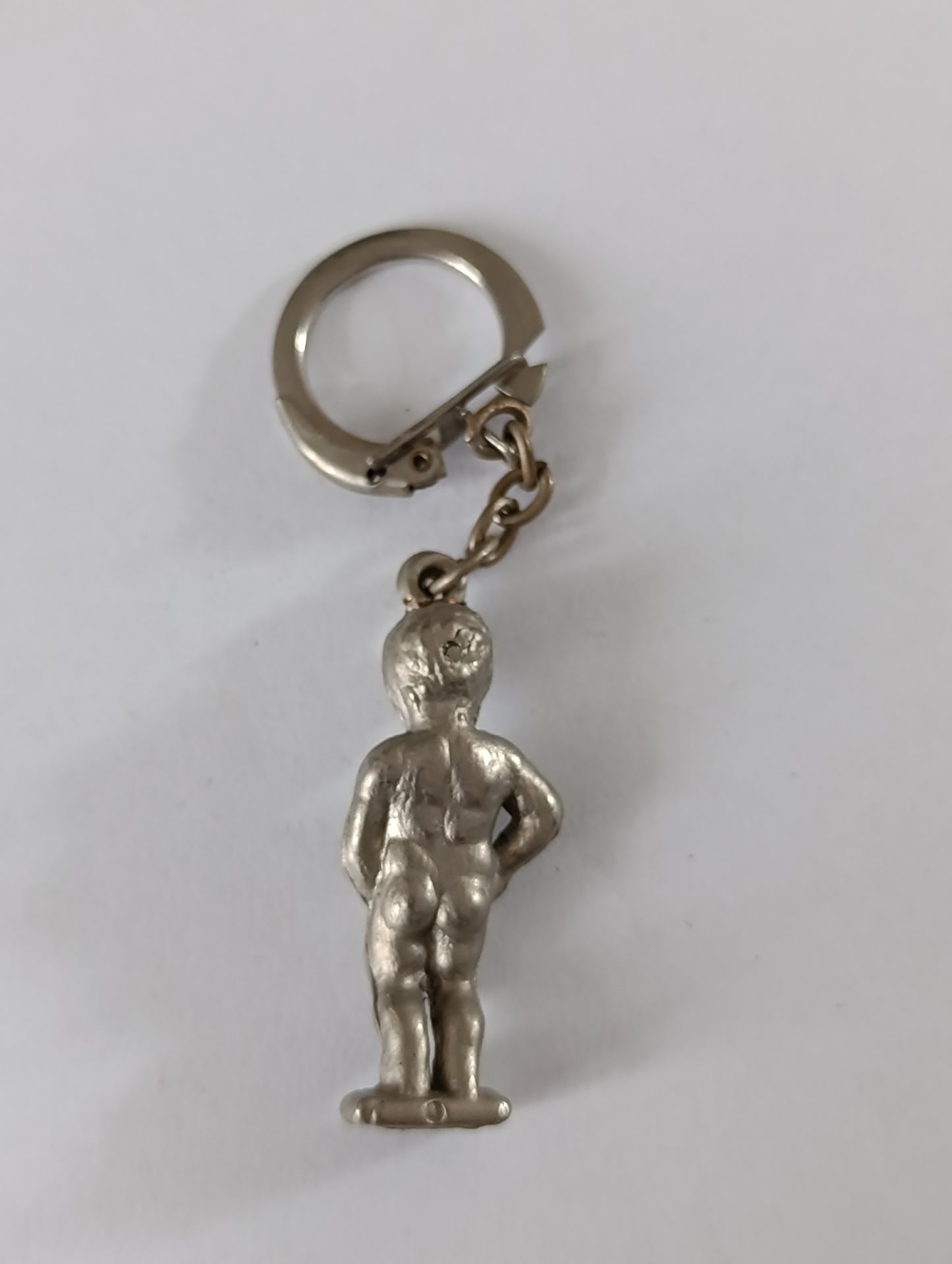 Porte-clés ancien Manneken Pis en métal argenté