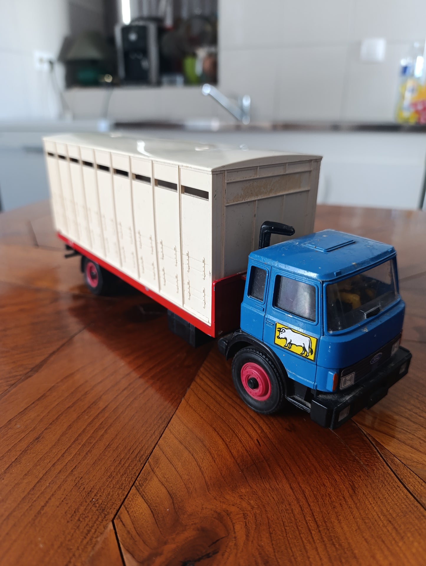 Camion bétaillère miniature transport de bétail