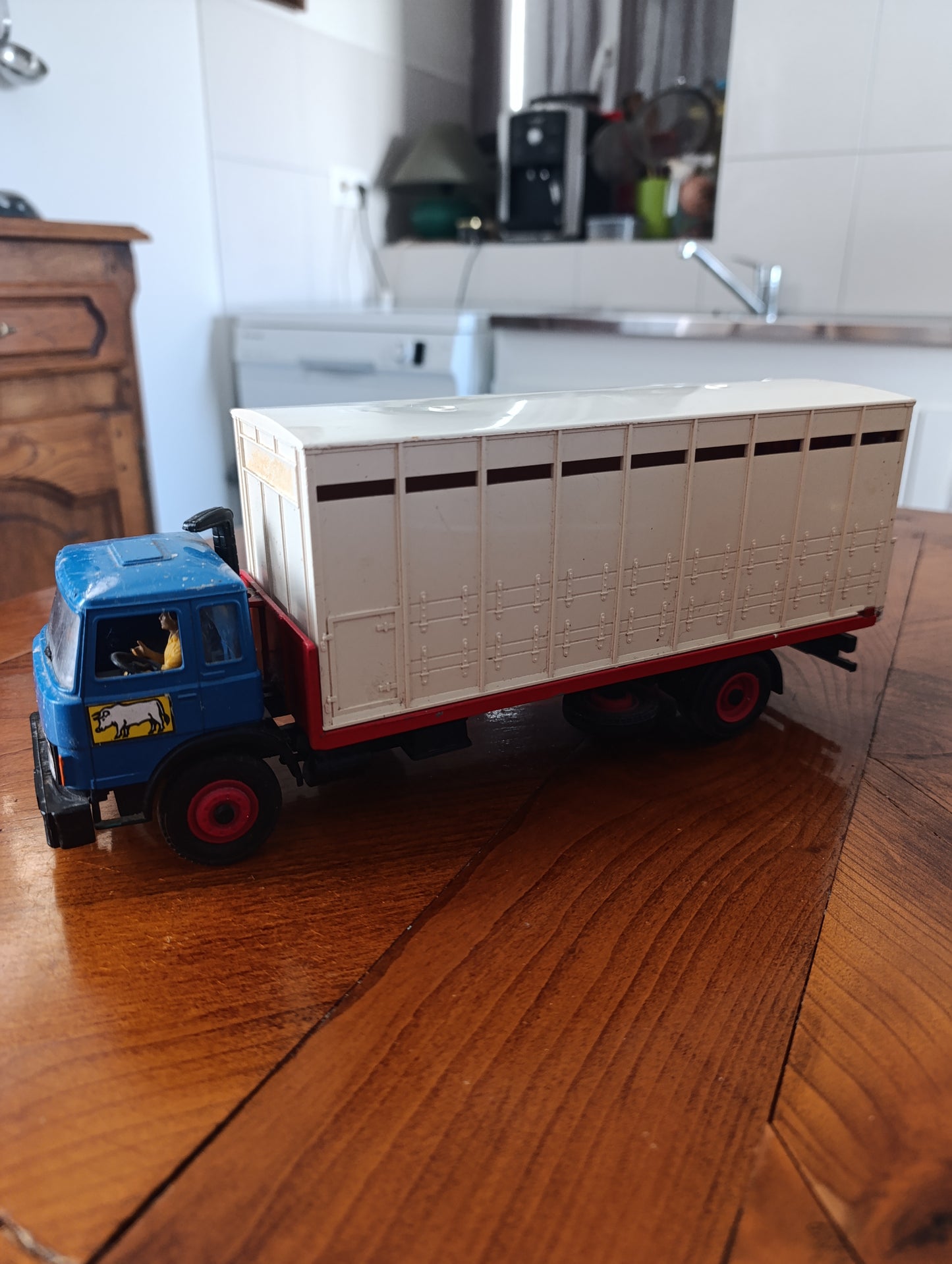 Camion bétaillère miniature transport de bétail