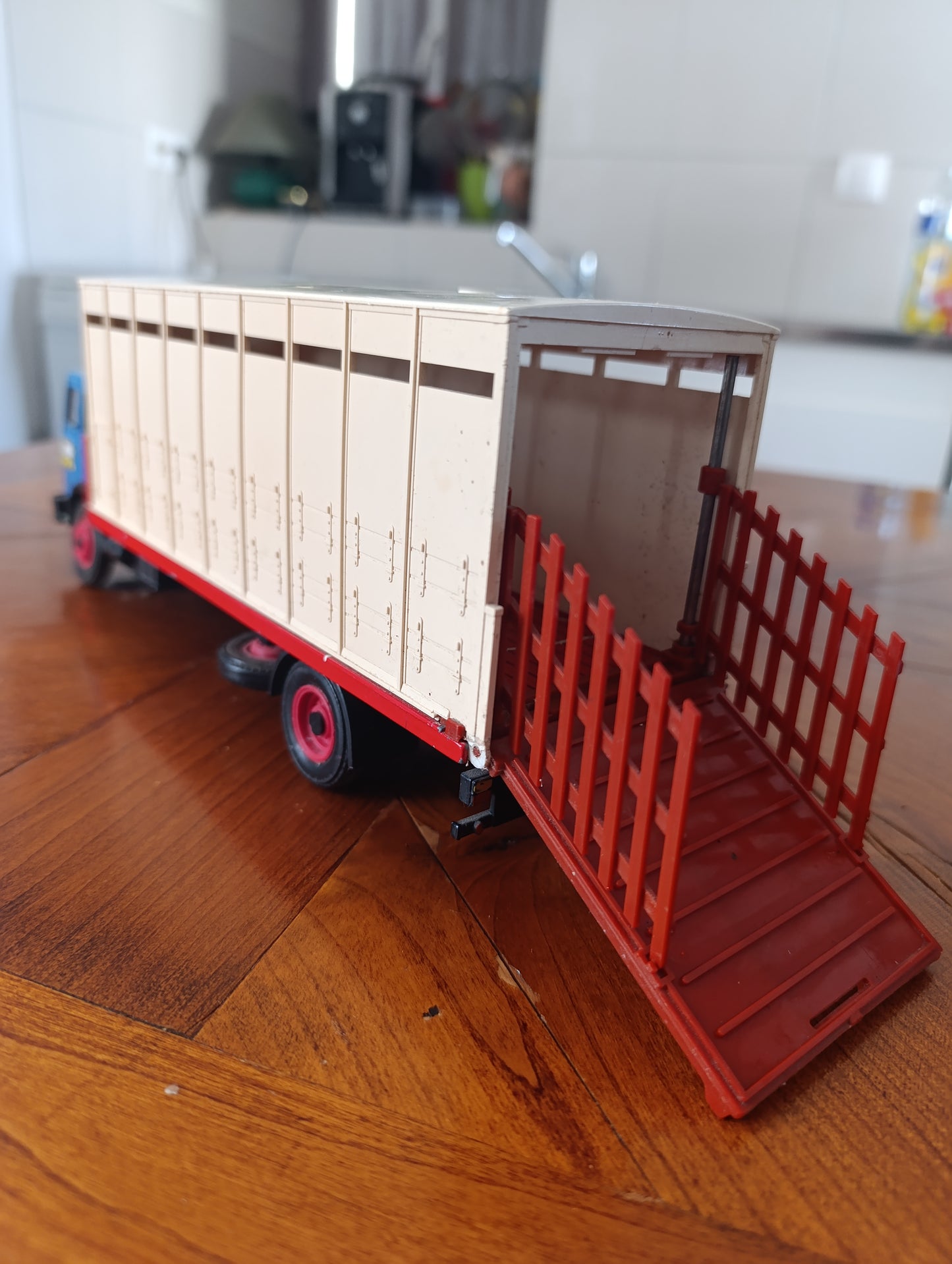 Camion bétaillère miniature transport de bétail