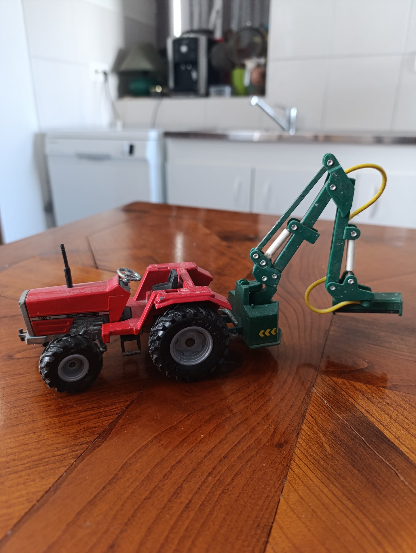 Massey Ferguson 3050A avec bras de débardage Spearhead