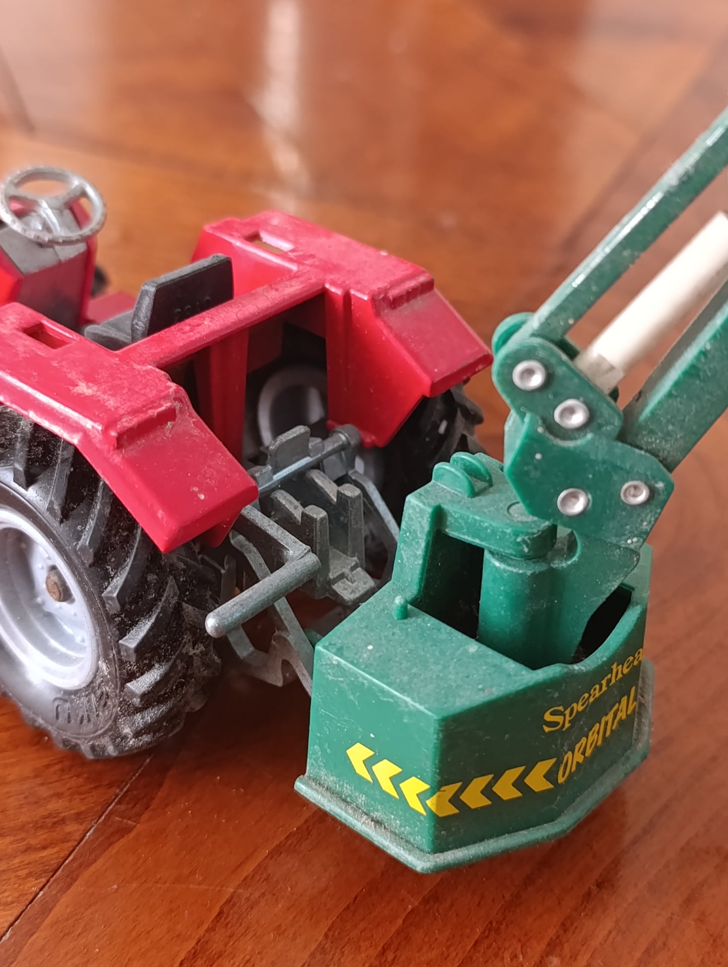 Massey Ferguson 3050A avec bras de débardage Spearhead