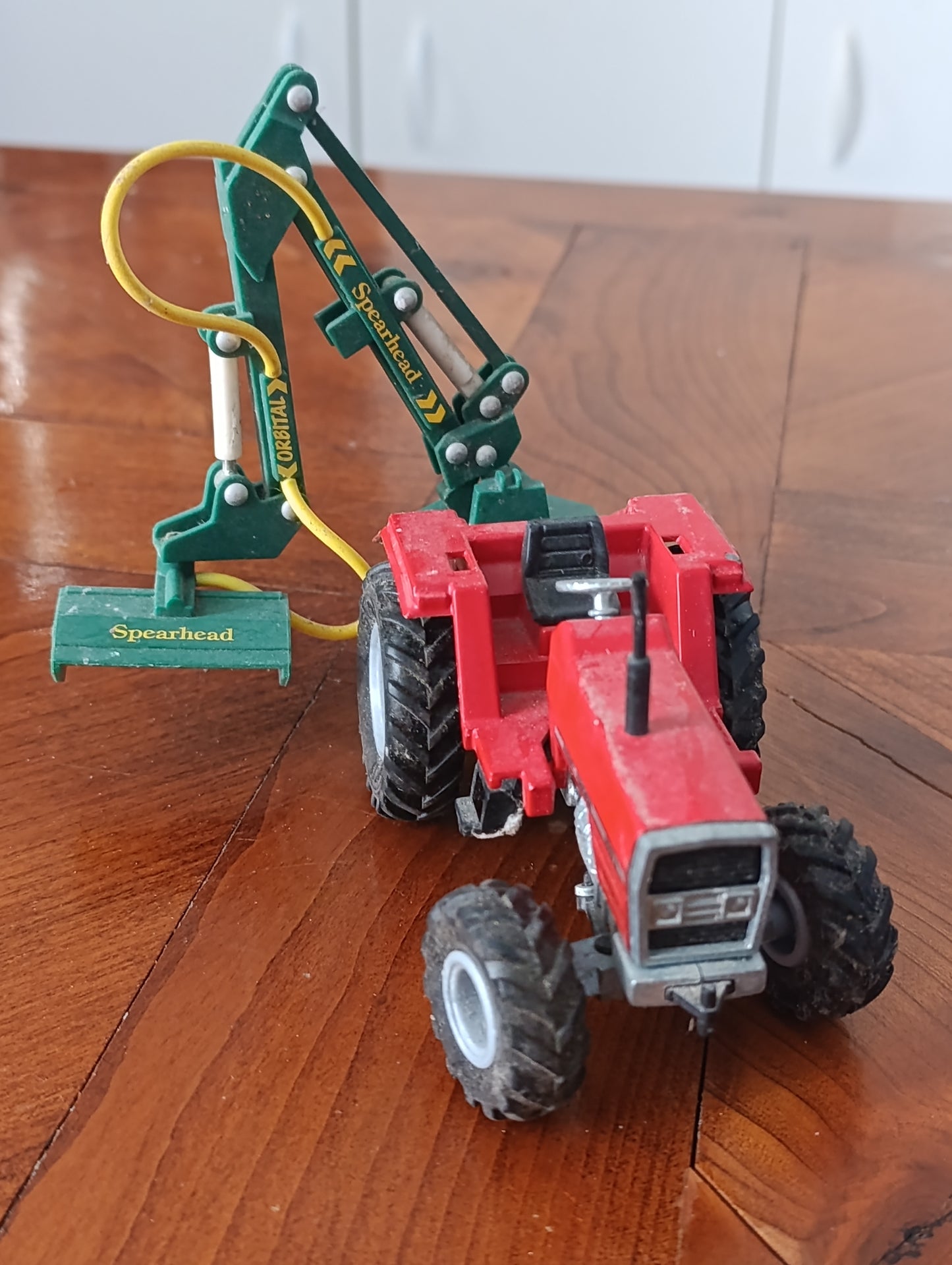 Massey Ferguson 3050A avec bras de débardage Spearhead