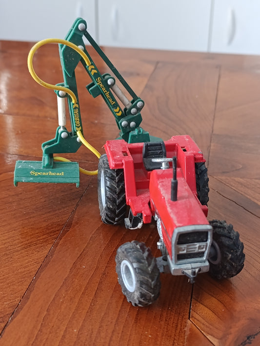Massey Ferguson 3050A avec bras de débardage Spearhead