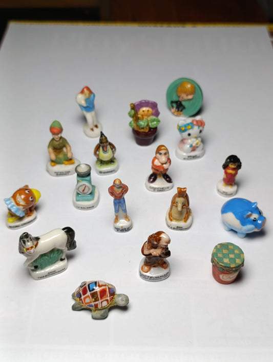 Lot de 17 fèves de collection personnages dessins animés animaux et objets