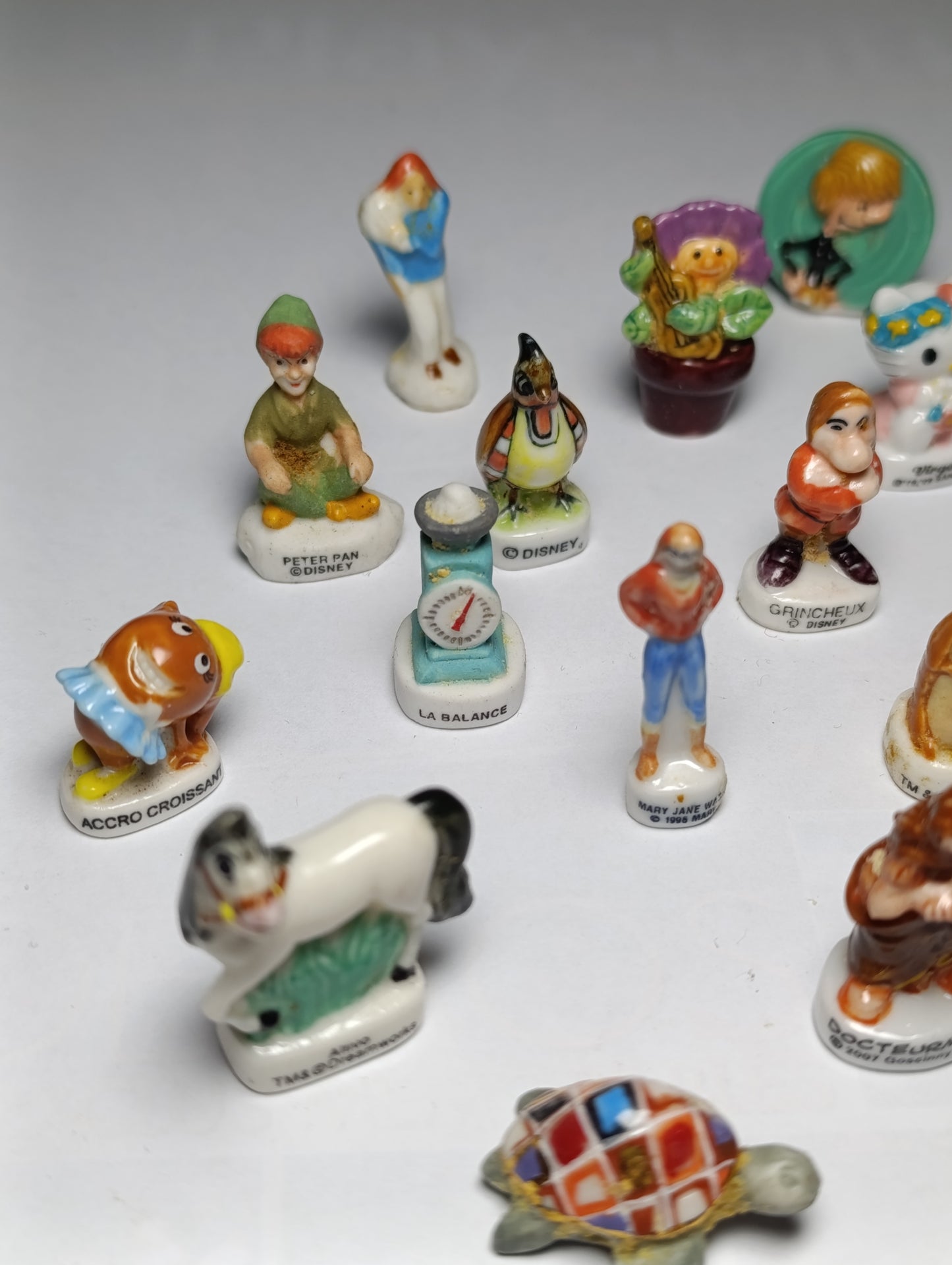 Lot de 17 fèves de collection personnages dessins animés animaux et objets
