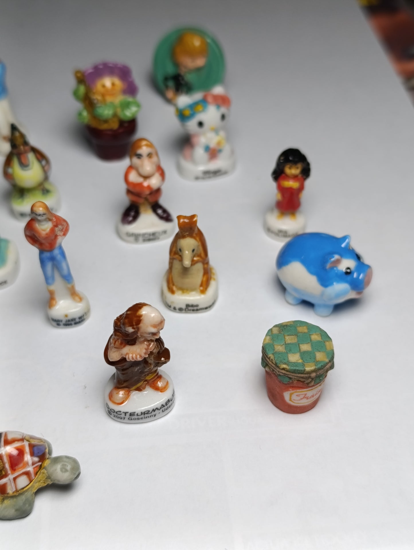 Lot de 17 fèves de collection personnages dessins animés animaux et objets