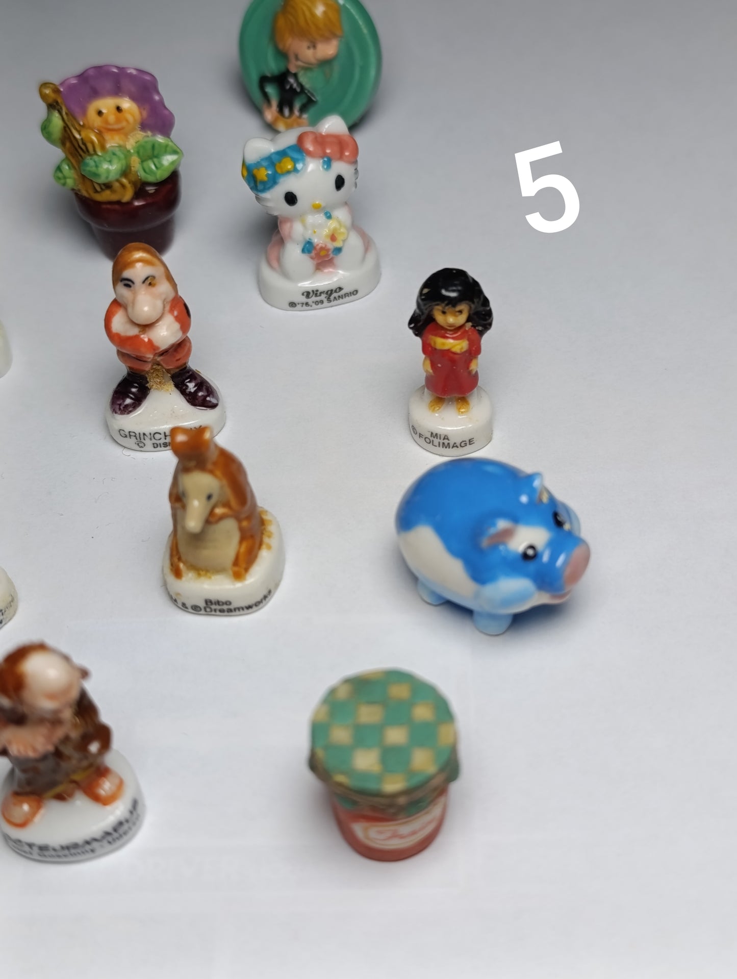 Lot de 17 fèves de collection personnages dessins animés animaux et objets