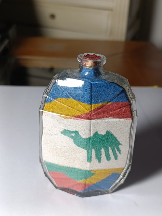 Bouteille décorative en verre avec sable coloré – décor chameau
