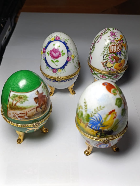 Lot de 4 œufs décoratifs en porcelaine style Fabergé sur pieds dorés