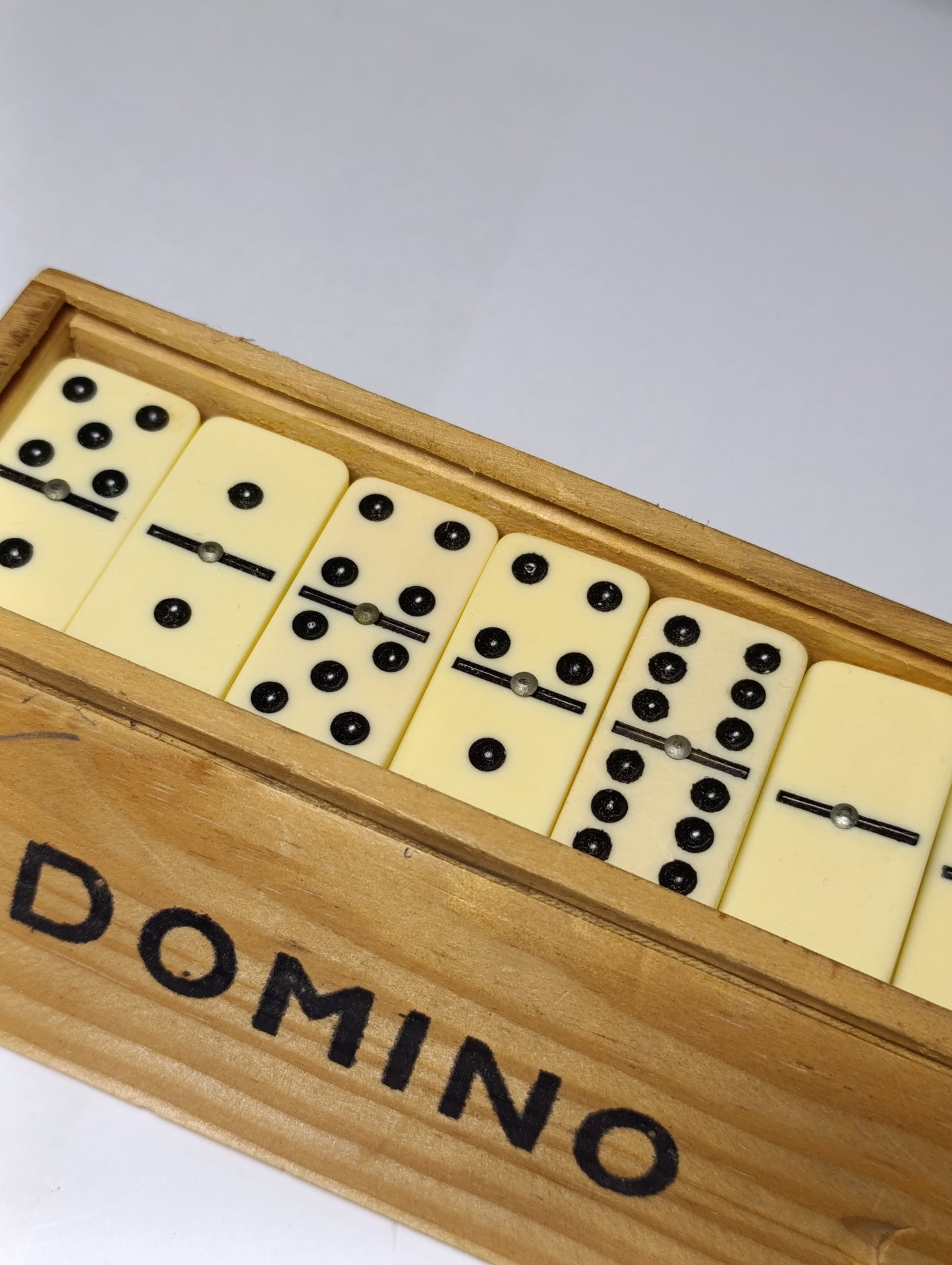 Jeu de dominos complet avec coffret en bois