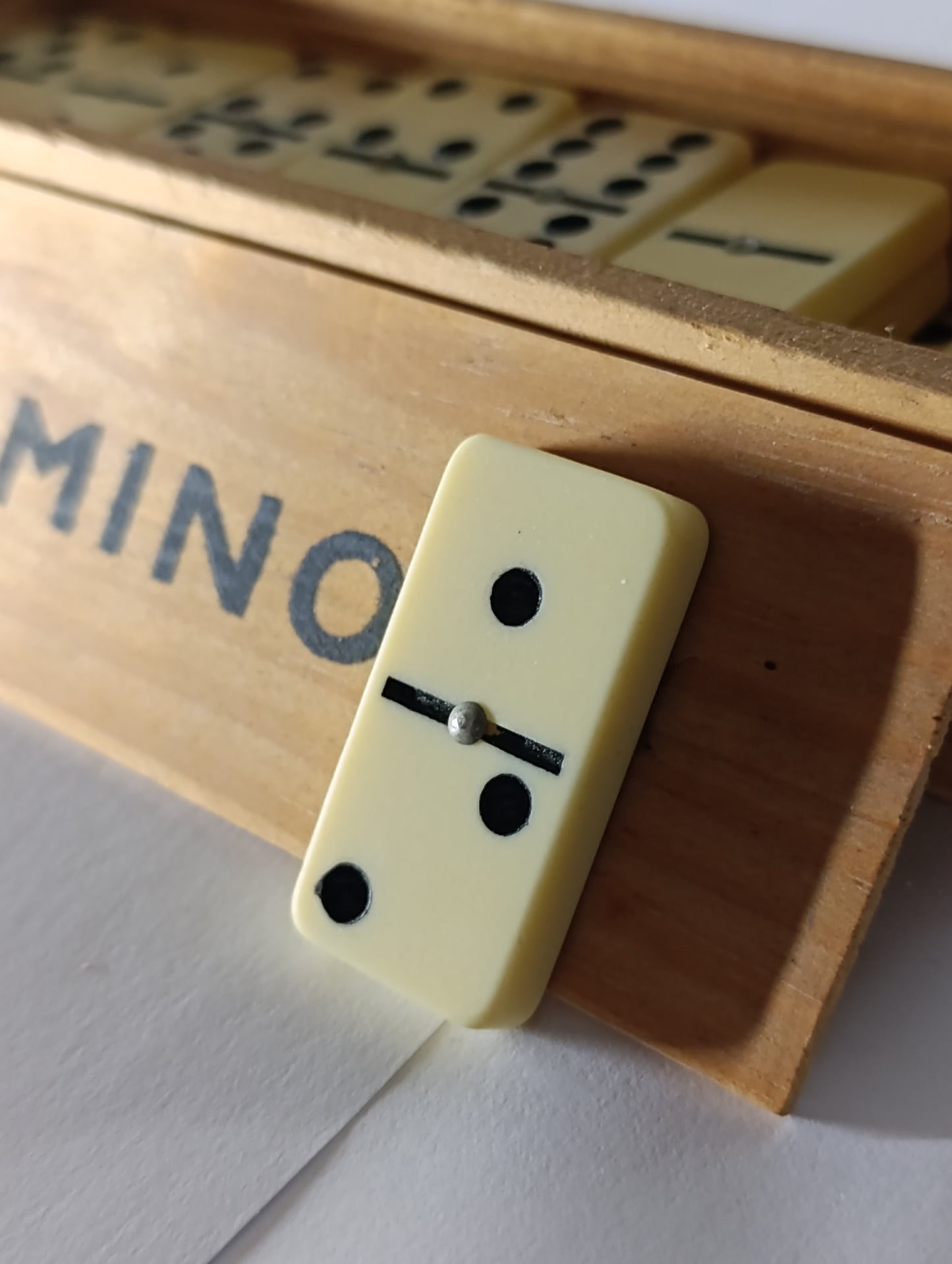 Jeu de dominos complet avec coffret en bois