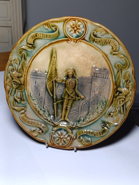 Assiette barbotine Jeanne d’Arc Gloire Honneur Liberté Patrie décor en relief