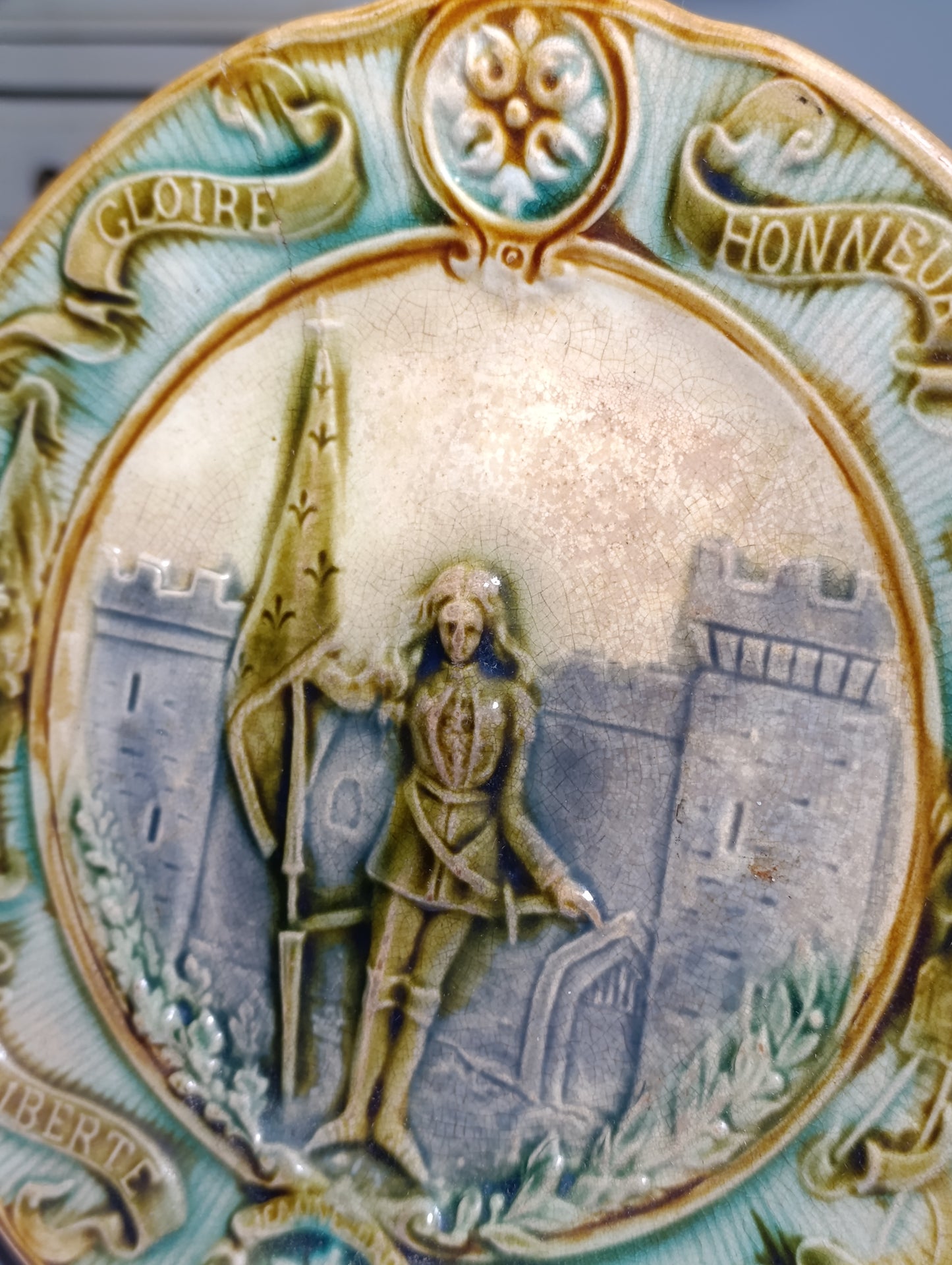 Assiette barbotine Jeanne d’Arc Gloire Honneur Liberté Patrie décor en relief