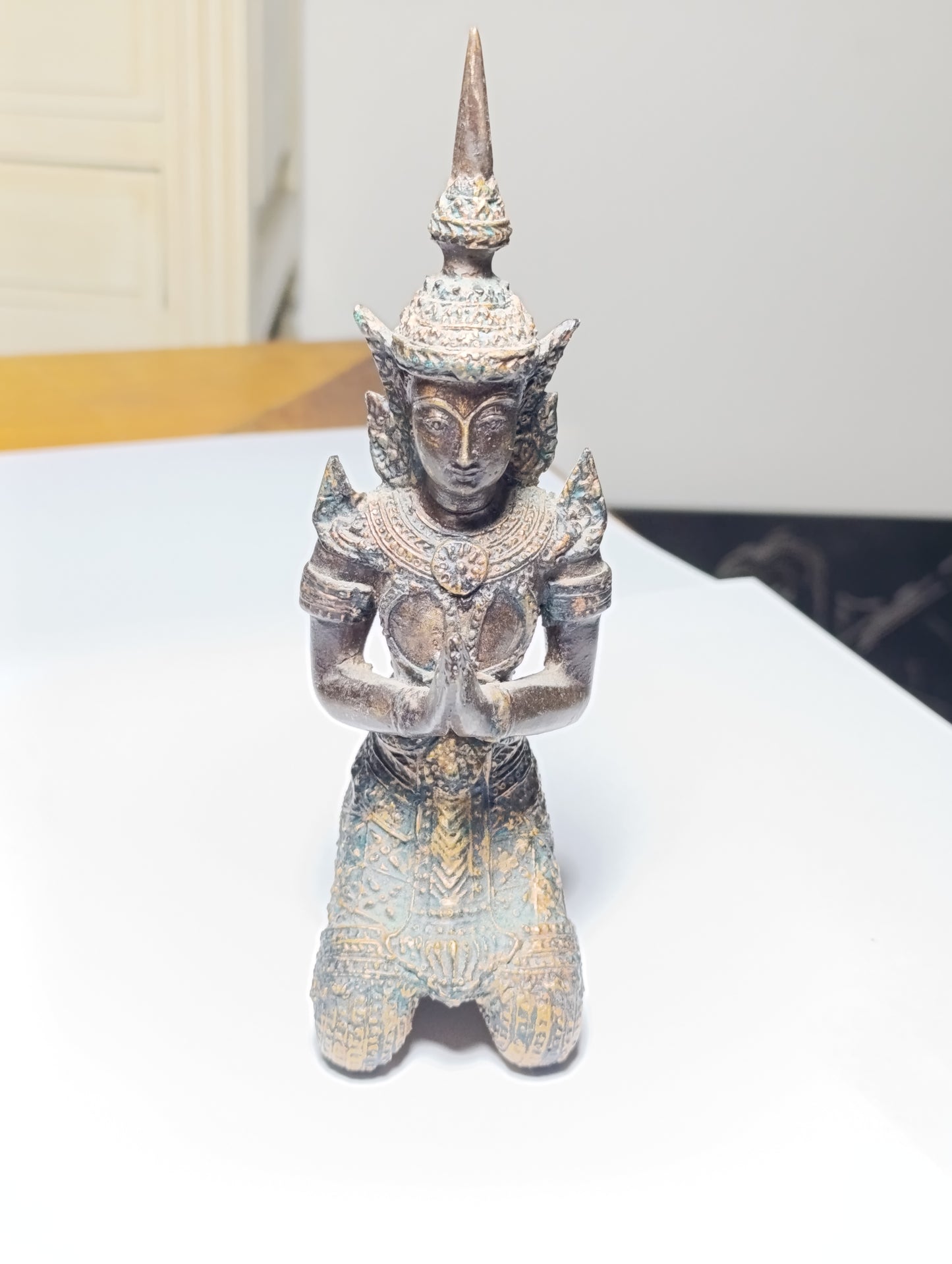 Statue asiatique en bronze style ancien – personnage agenouillé mains jointes