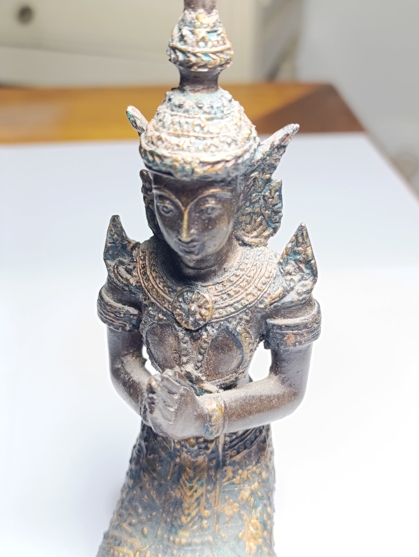 Statue asiatique en bronze style ancien – personnage agenouillé mains jointes