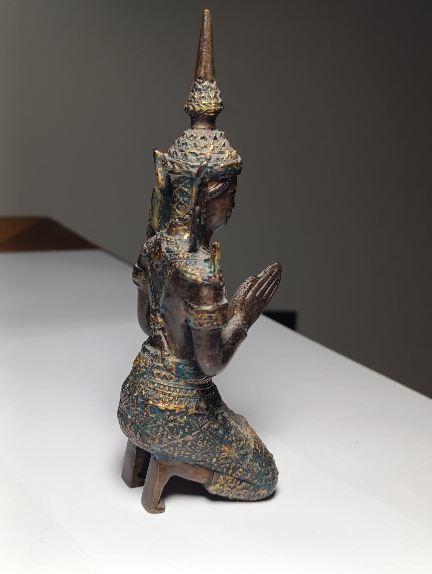 Statue asiatique en bronze style ancien – personnage agenouillé mains jointes