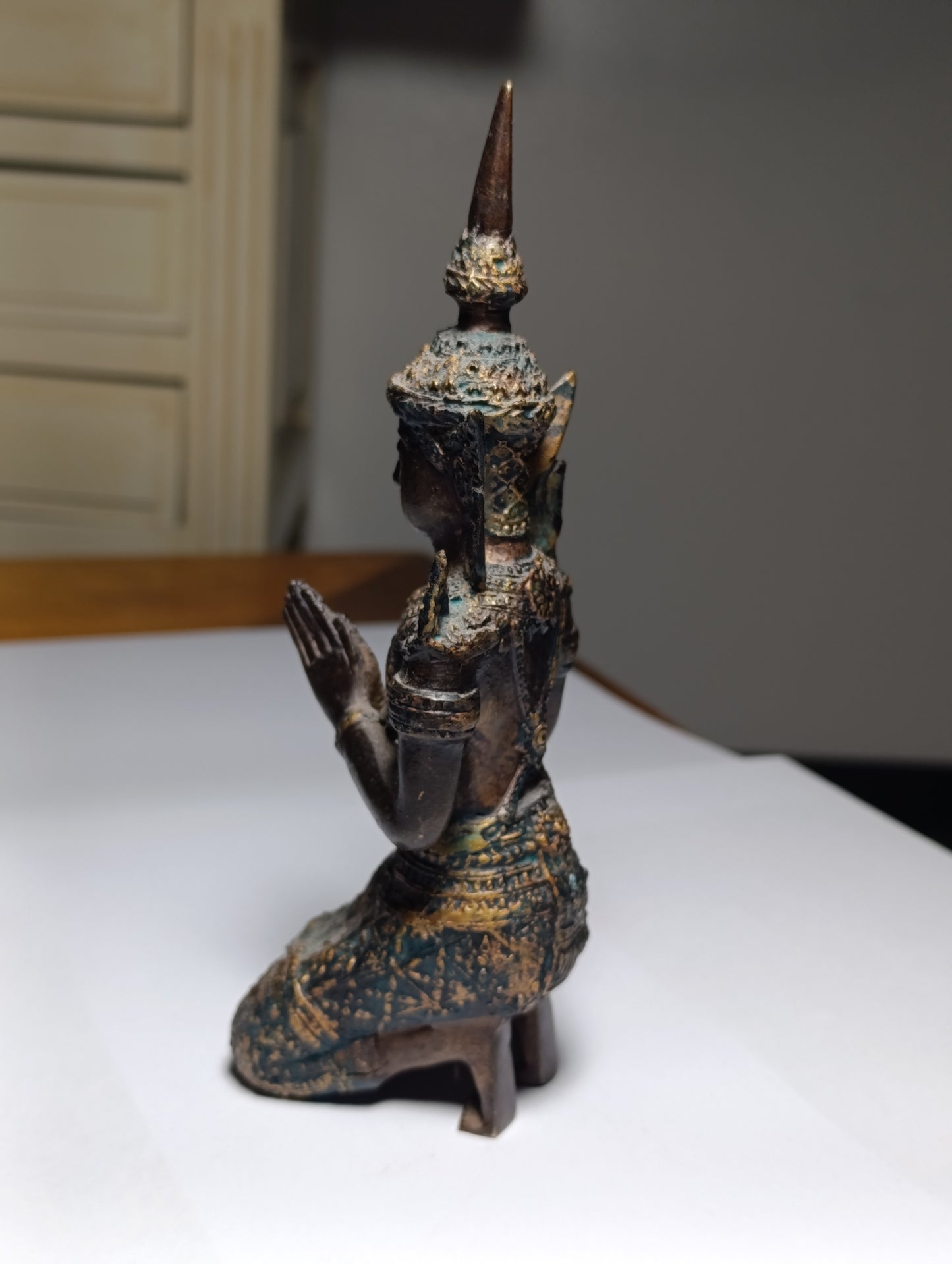 Statue asiatique en bronze style ancien – personnage agenouillé mains jointes