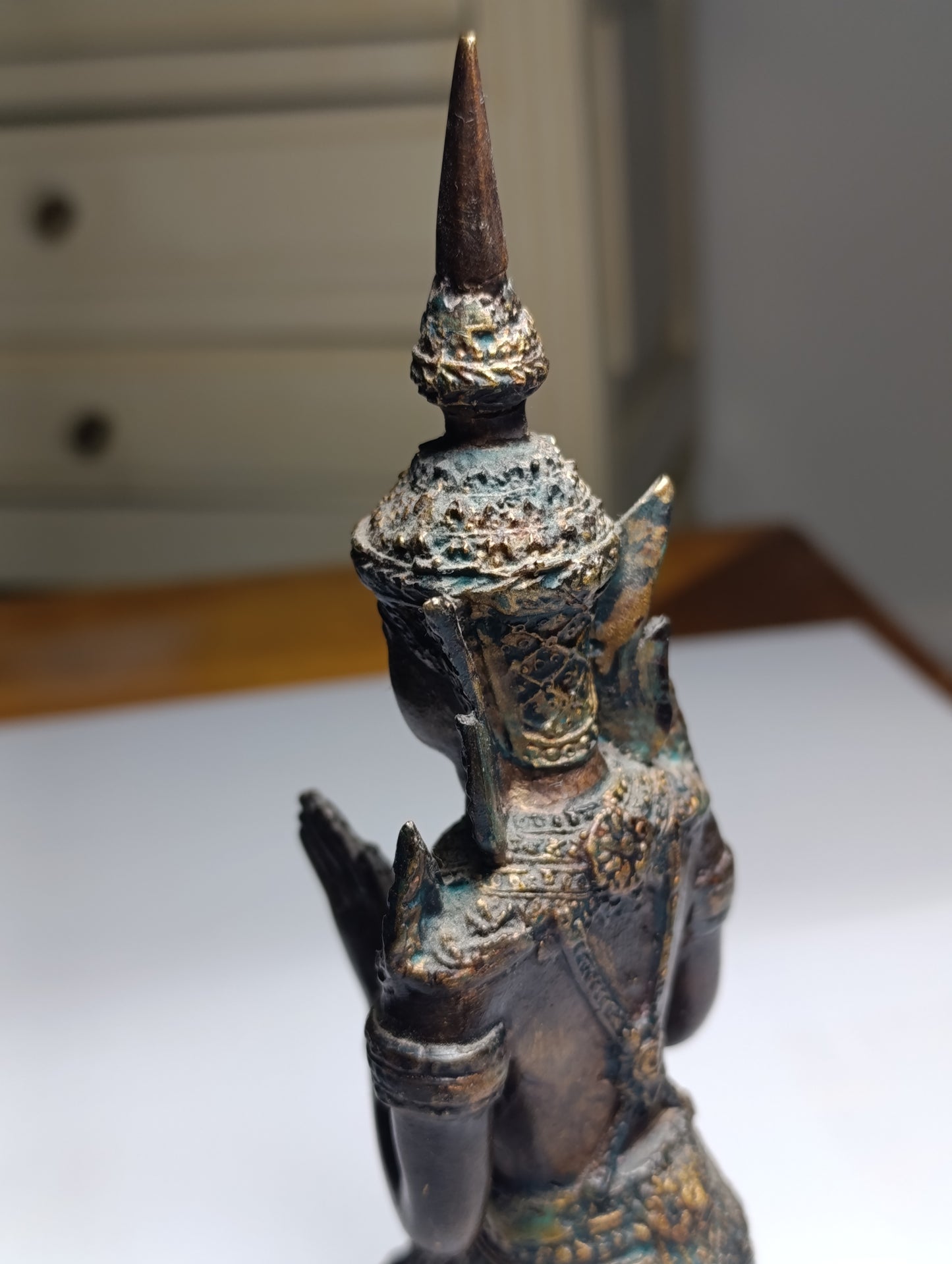 Statue asiatique en bronze style ancien – personnage agenouillé mains jointes