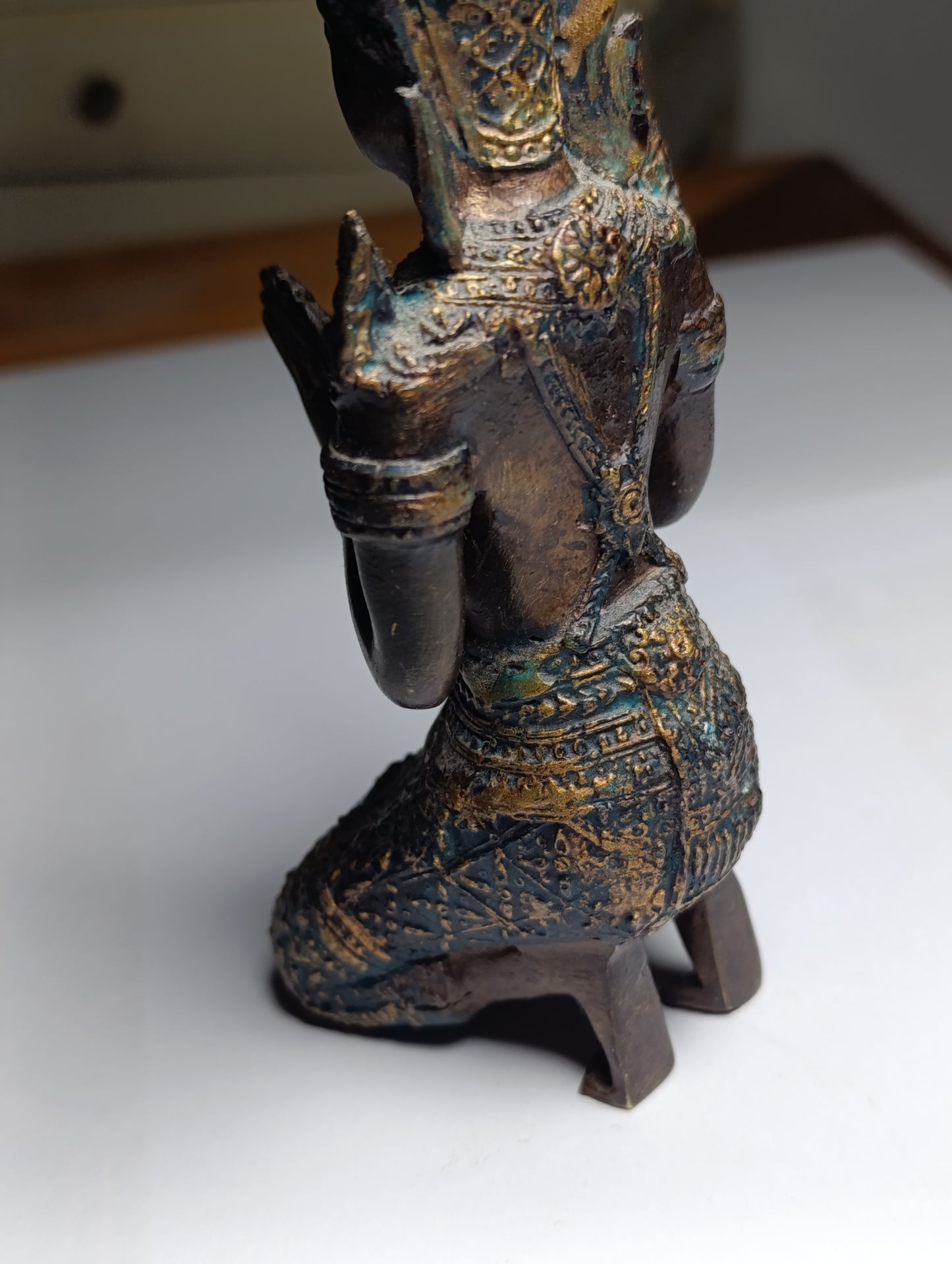 Statue asiatique en bronze style ancien – personnage agenouillé mains jointes