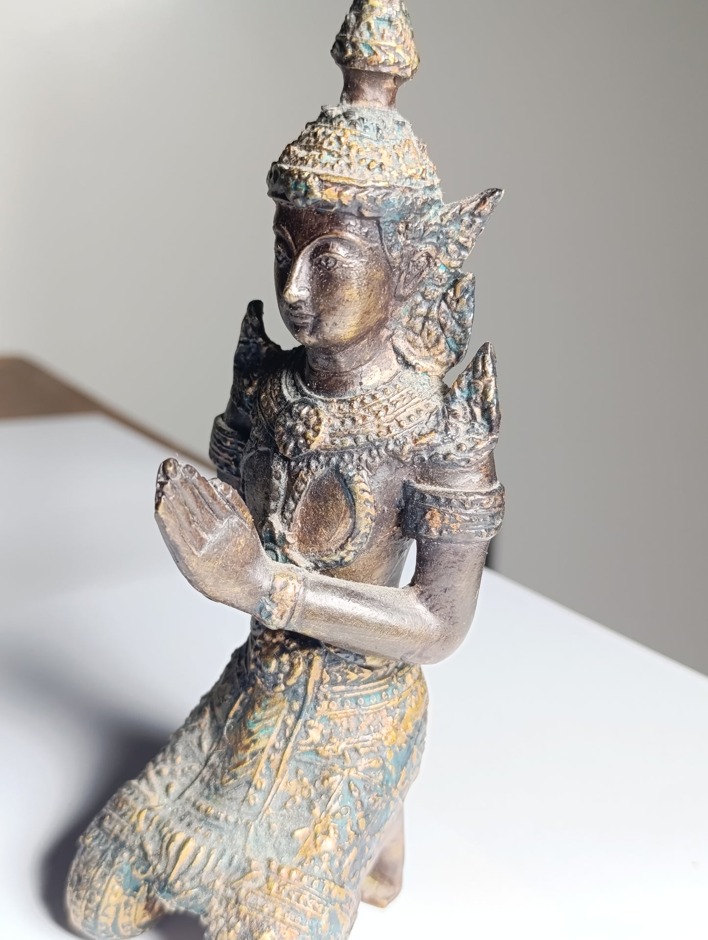 Statue asiatique en bronze style ancien – personnage agenouillé mains jointes