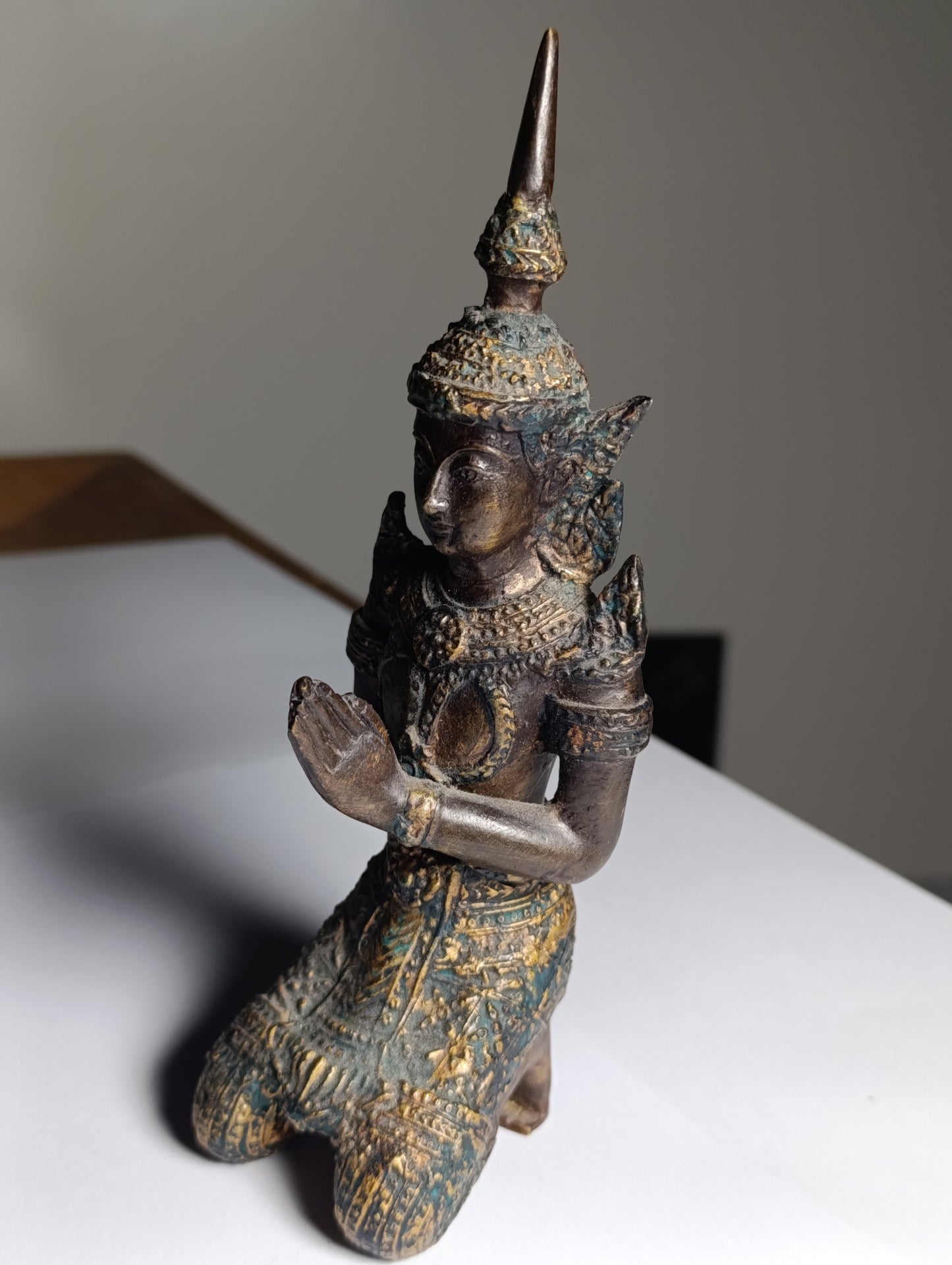 Statue asiatique en bronze style ancien – personnage agenouillé mains jointes